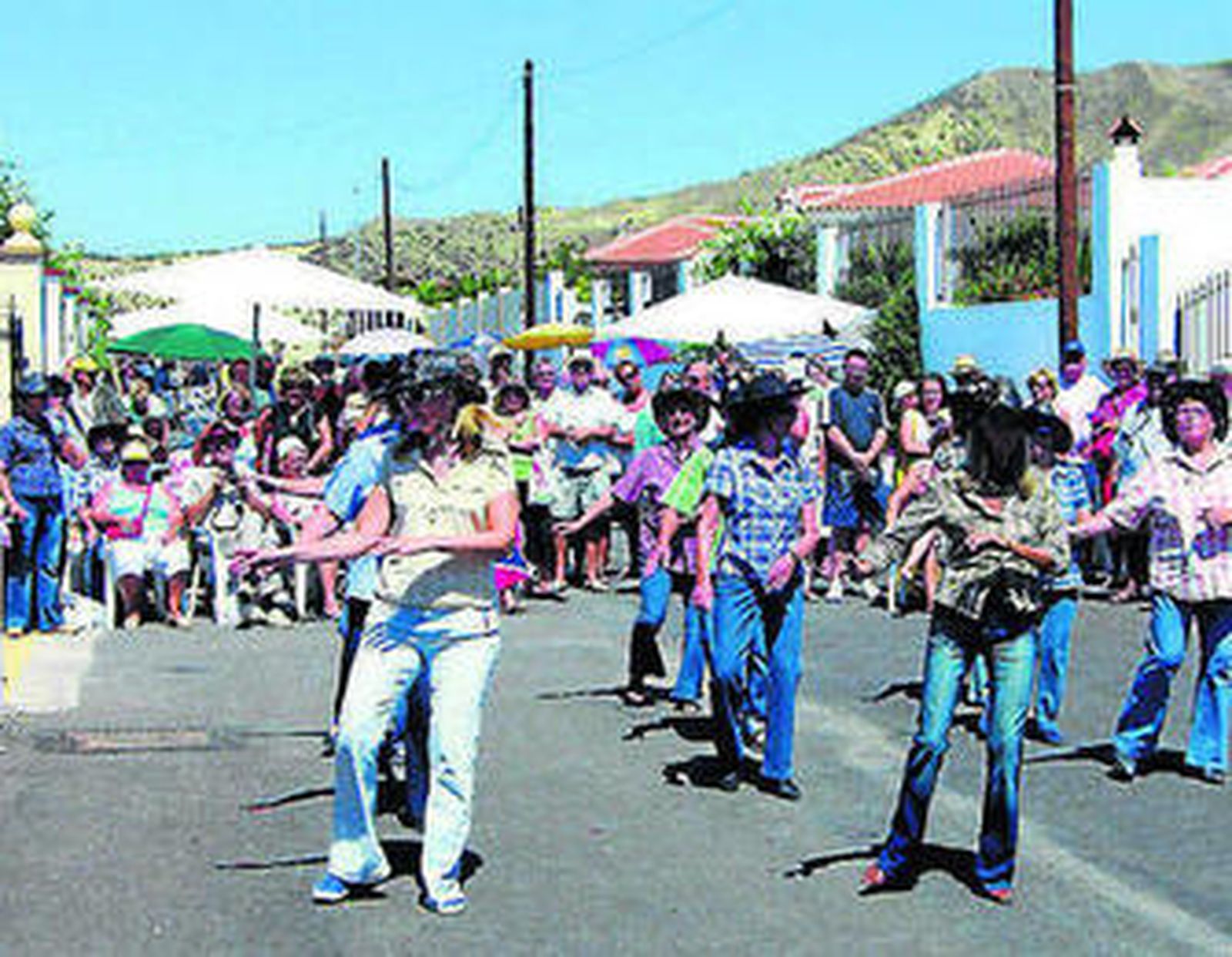 Vecinas británicas de Arboleas durante un festejo en el pueblo.