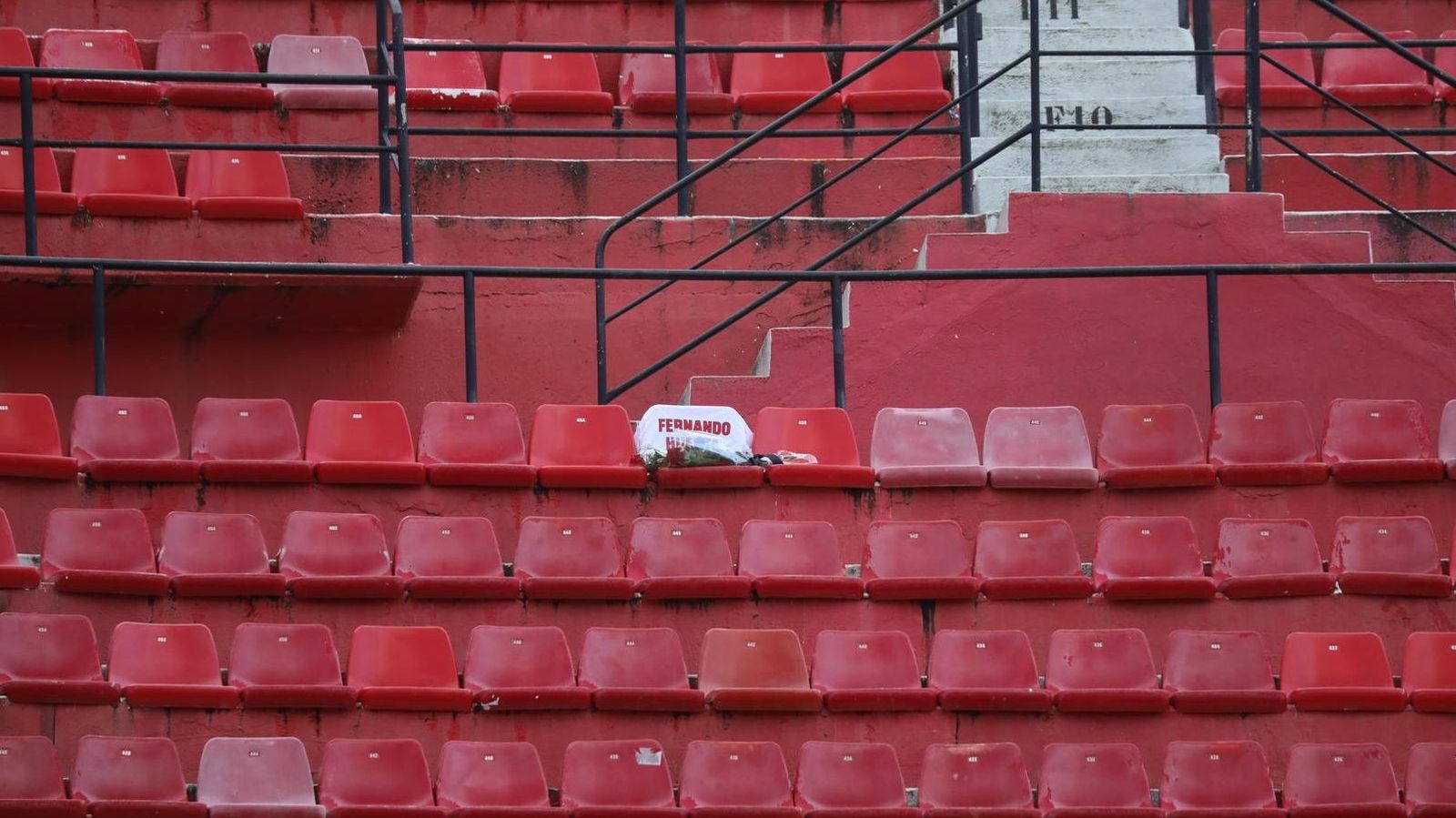 Homenaje del Sevilla FC al fallecido Fernando Huerta antes del Sevilla FC - Athletic Club
