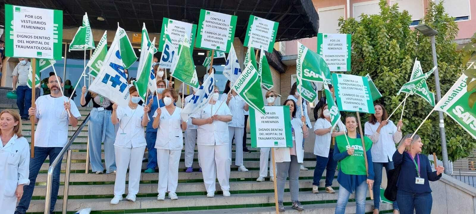 Un momento de la protesta a las puertas del Hospital de Rehabilitación y Traumatología del Virgen del Rocío.