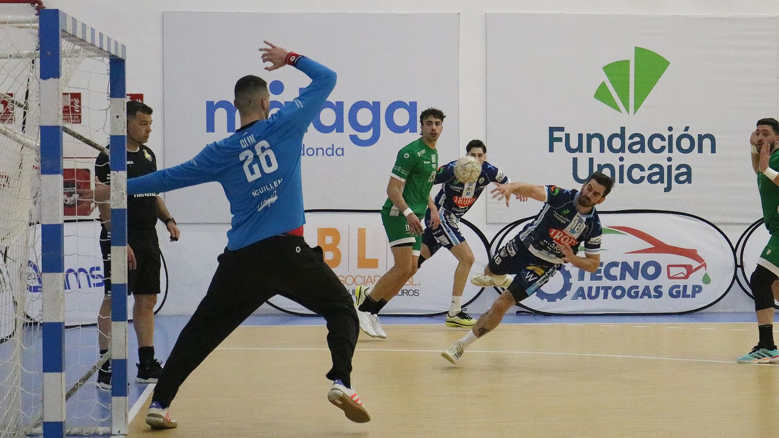 Portela lanza a portería.