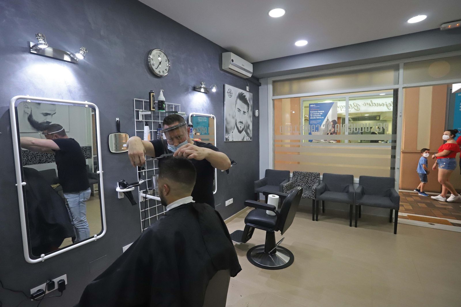 Alejandro Blázquez atiende a un cliente.