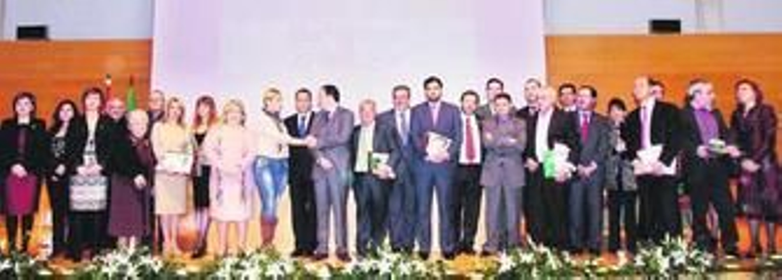 Foto de familia de los galardonados y de los delegados encargados de entregarles las banderas. Foto de familia de los galardonados y de los delegados encargados de entregarles las banderas.