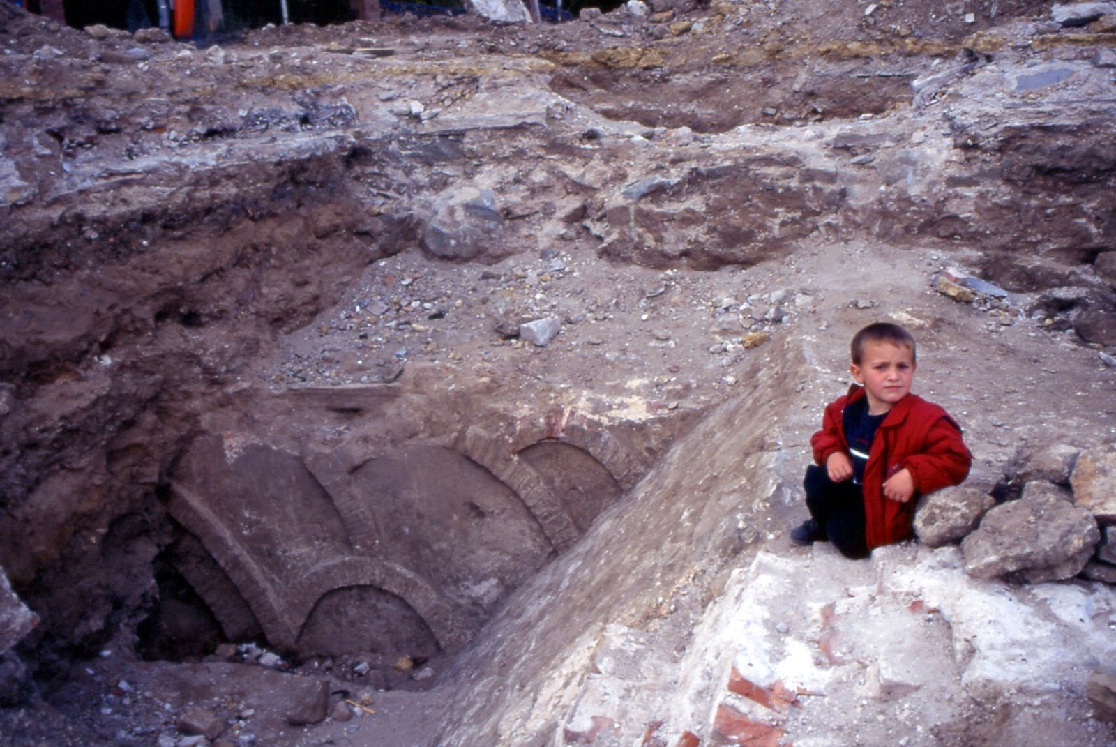Momento del descubrimiento del puente islámico de la “Puerta de Gibraltar”. Villa Vieja medieval de Algeciras. Invierno de 1996-1997