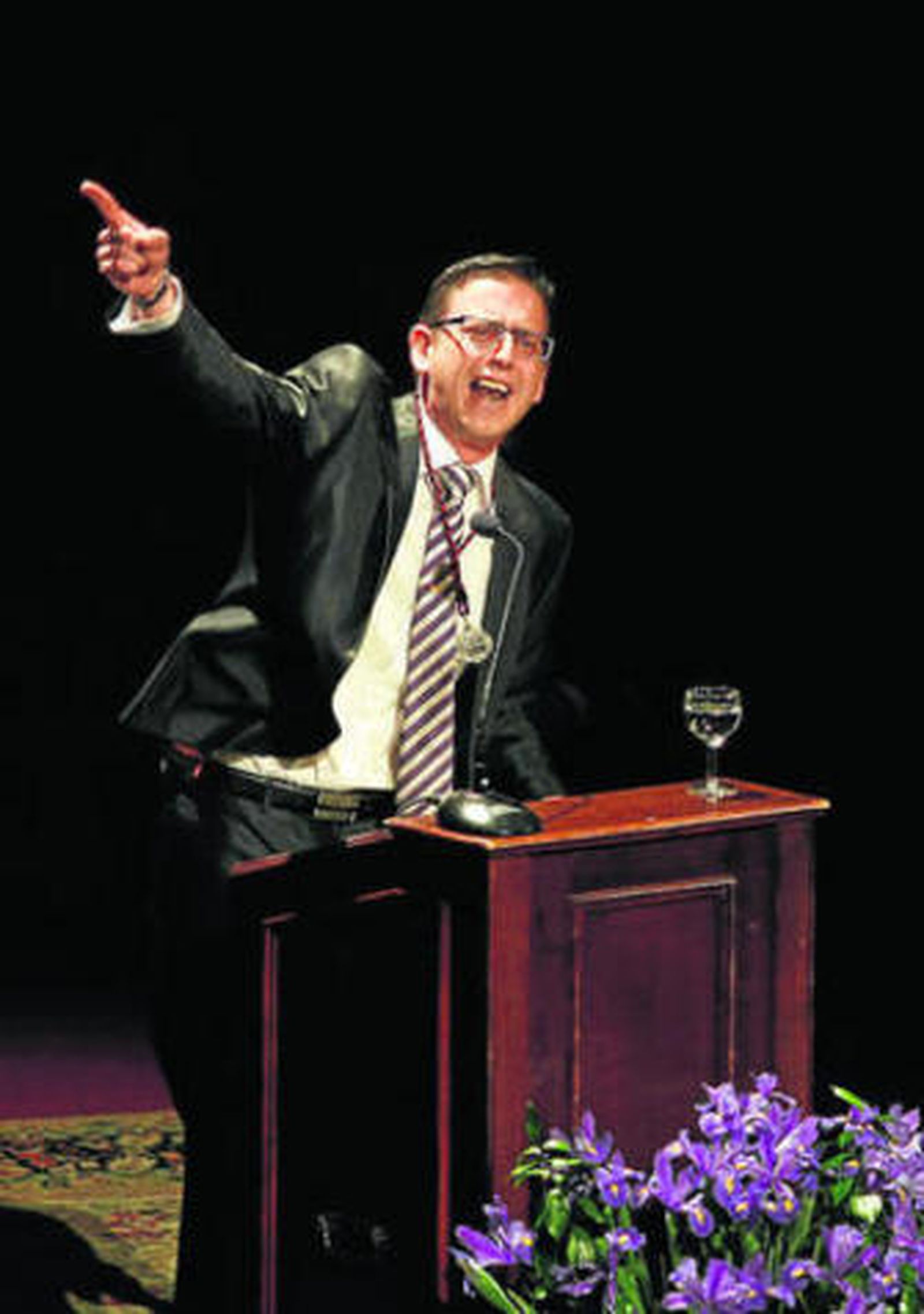 Uno de los momentos finales del pregón de Sergio Cíes, recibiendo el calor del público.