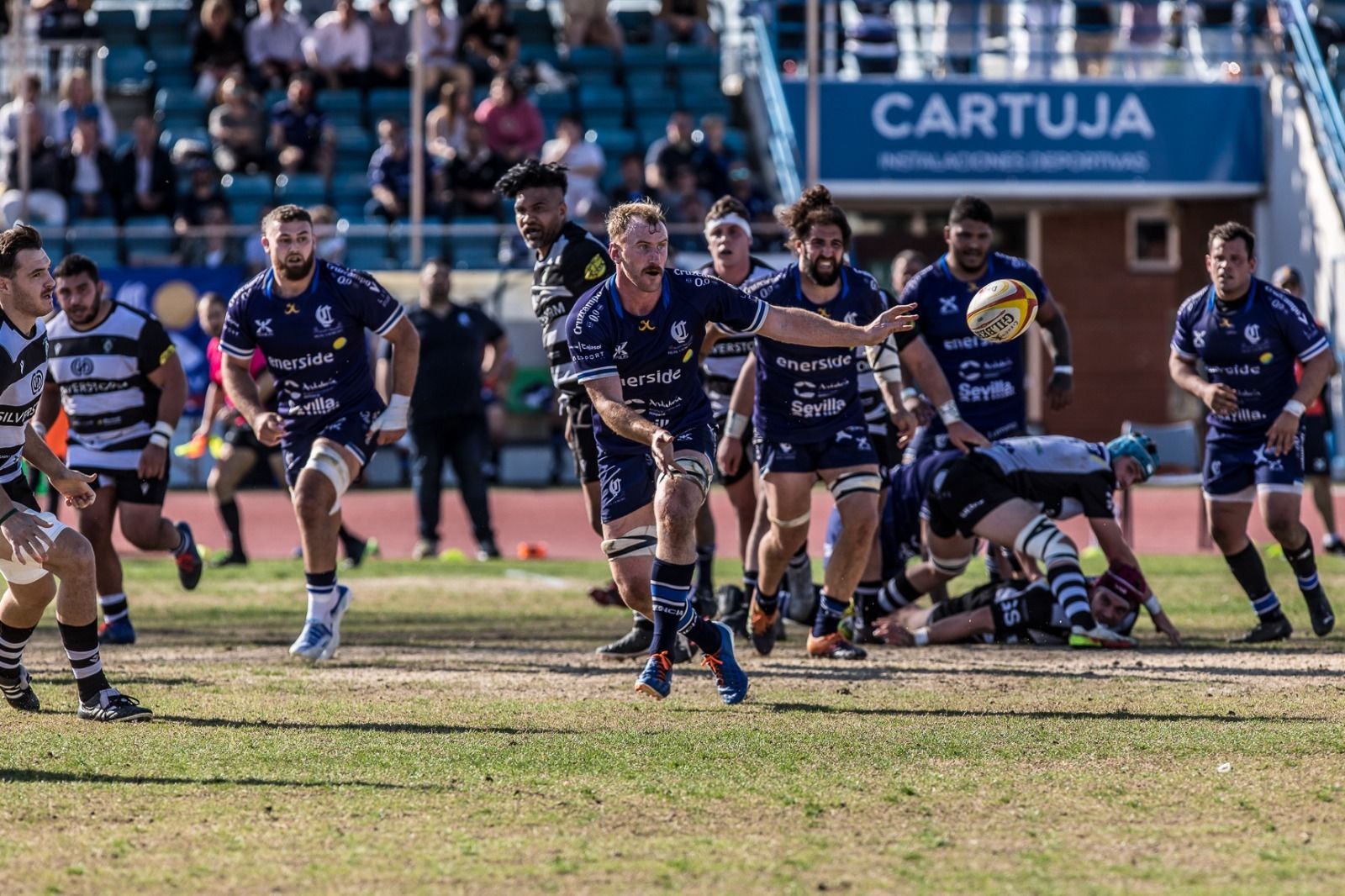 Woody Kirkwood pasa el balón en el anterior enfrentamiento de la segunda vuelta.