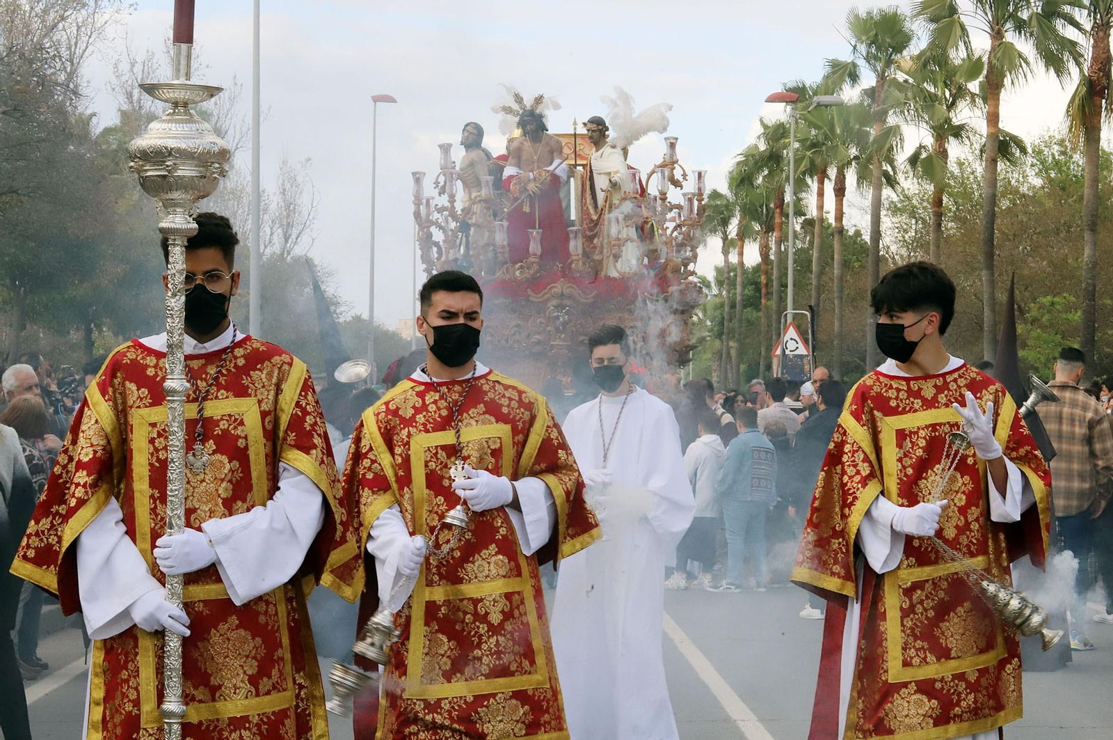 Imágenes de la procesión de La Sentencia por las calles de Huelva