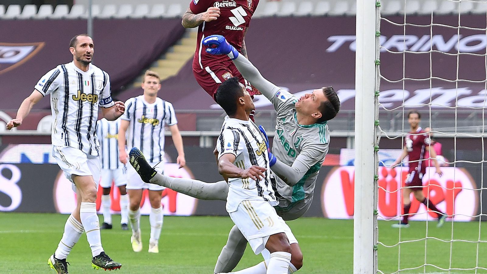 Sanabria remata de cabeza para lograr su primer tanto.