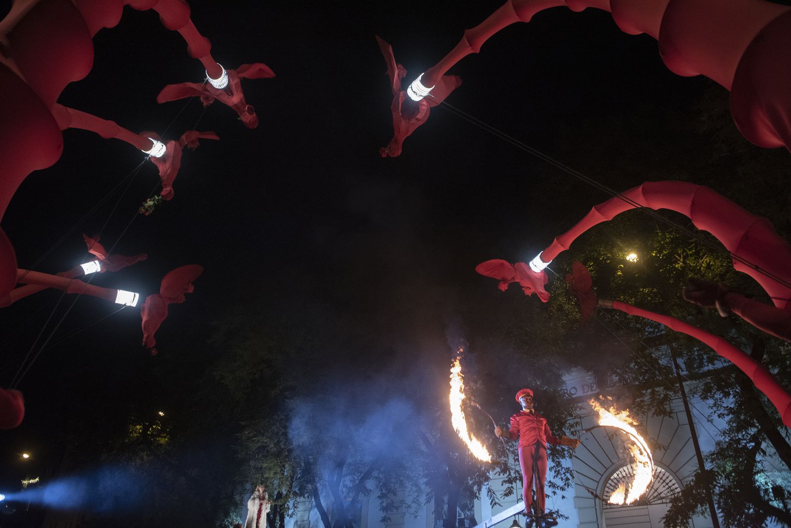 Las imágenes del pasacalles con marionetas gigantes de jirafas, por el Paseo de Colón