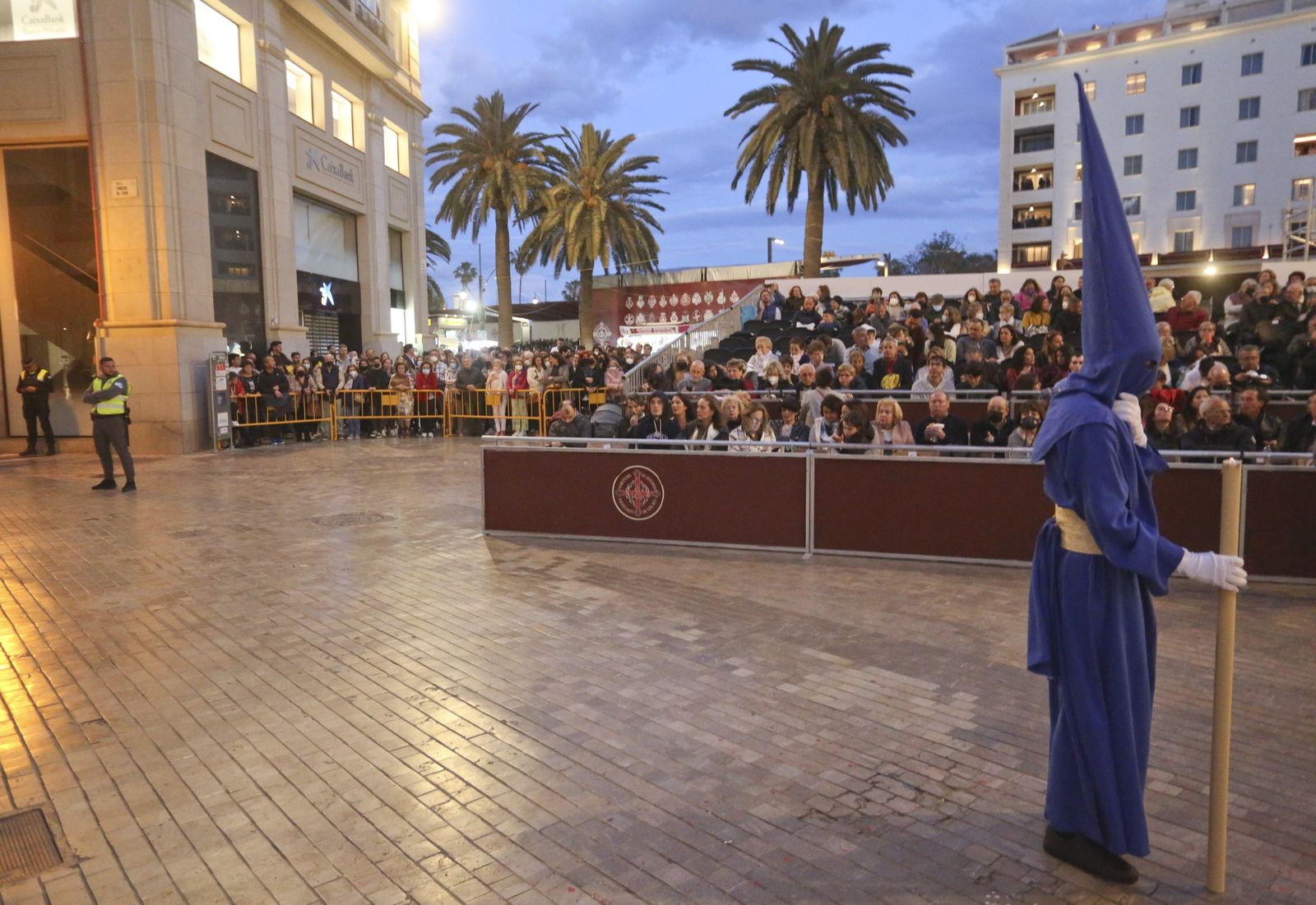 Así son las polémicas vallas desde las que se ve la Semana Santa de Málaga (fotos)