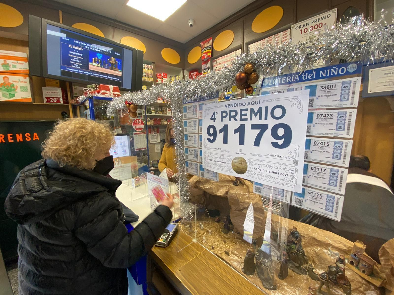 El Estanco López de Pinos Puente vende el Cuarto Premio de la Lotería de Navidad.