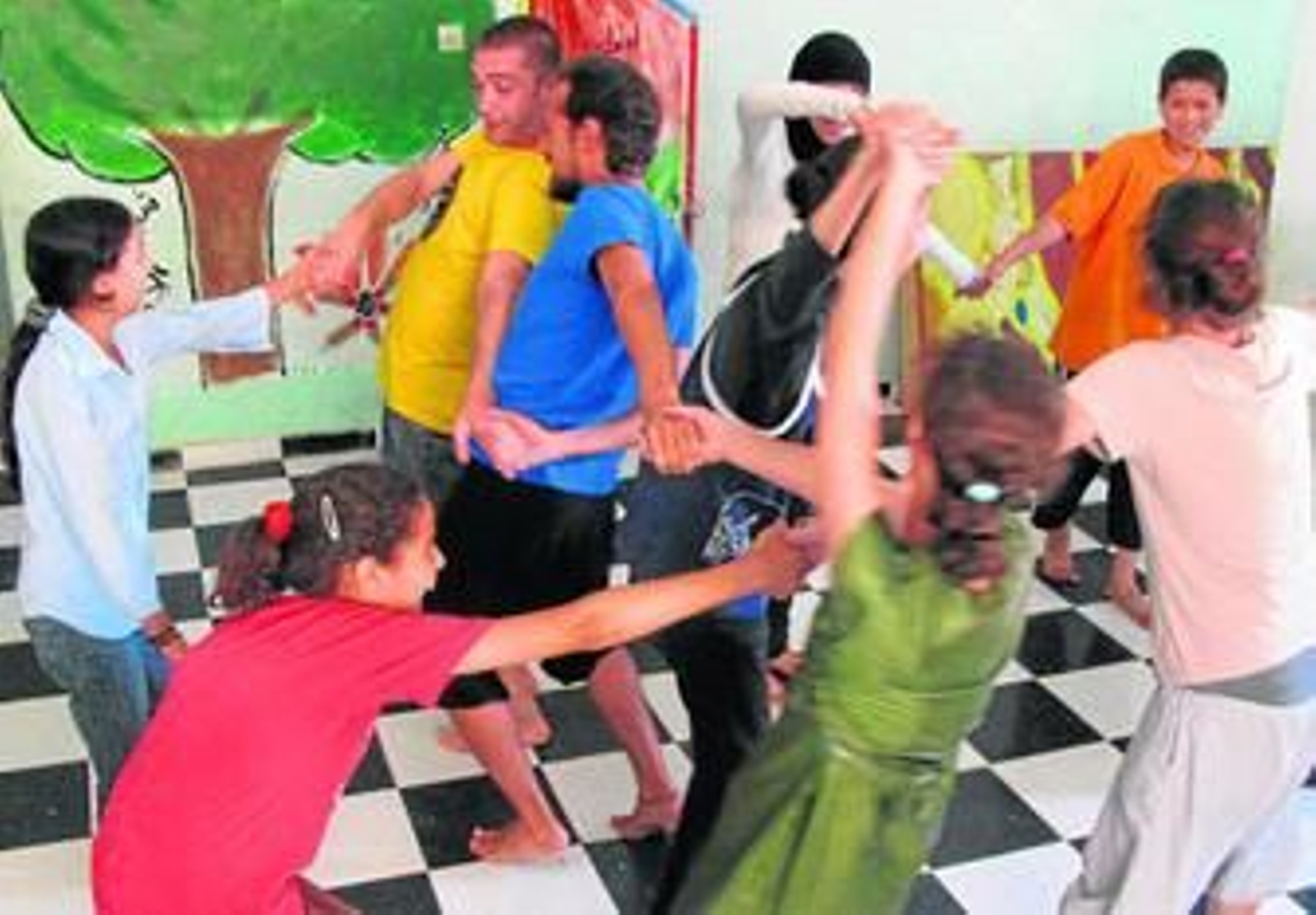 Monitores de Gaia en un taller con monitores y niños de Arej.