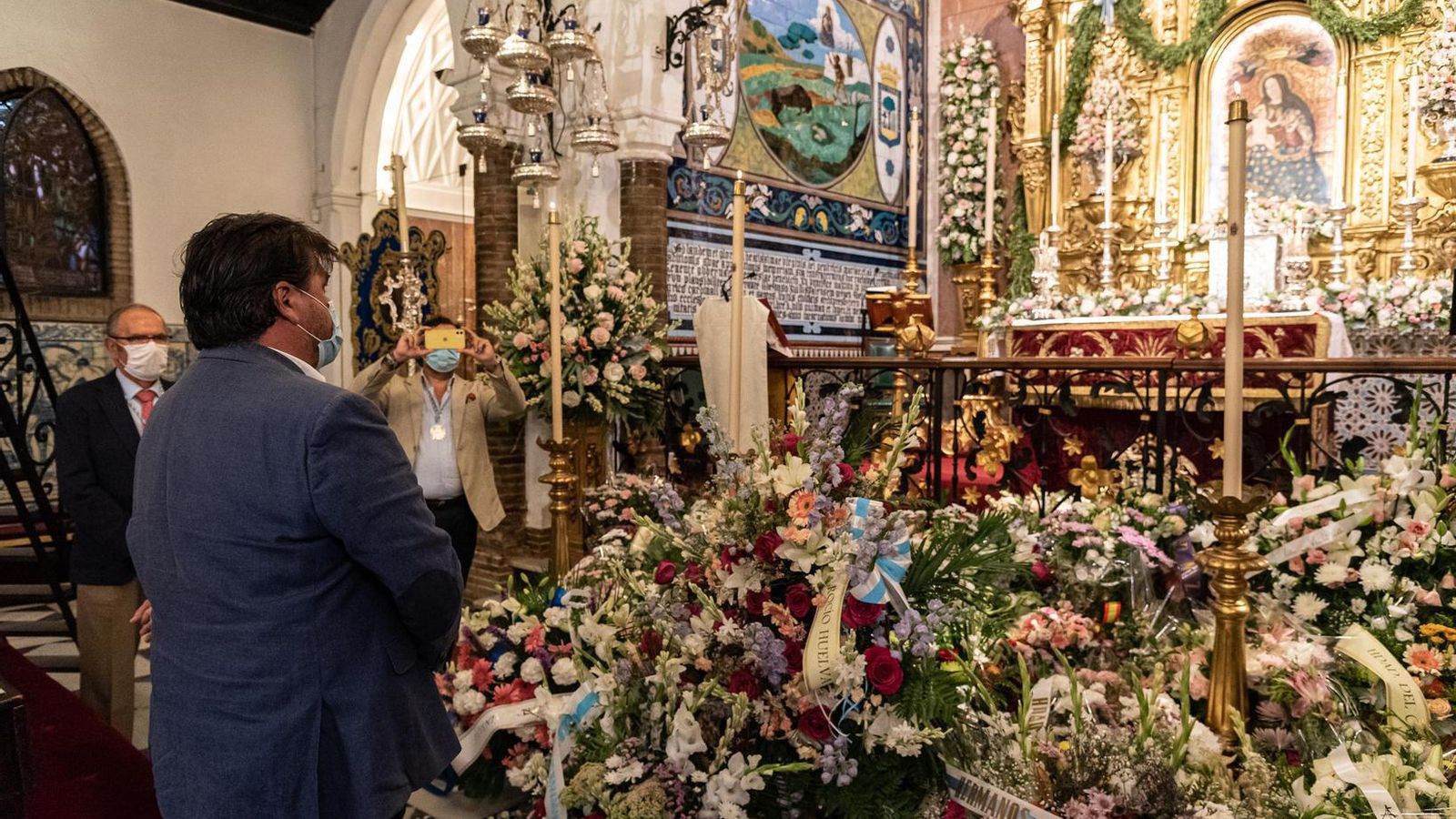 El alcalde Gabriel Cruz realizó la ofrenda en nombfre de la ciduad.