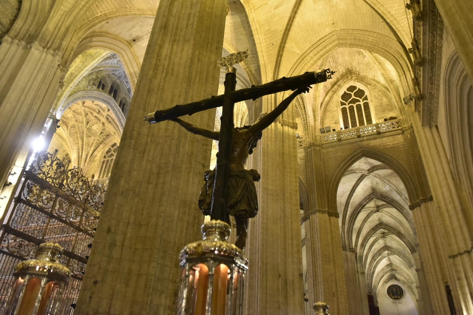 Las imágenes del Vía Crucis de las Cofradías de Sevilla con el Cristo de la Conversión de Montserrat