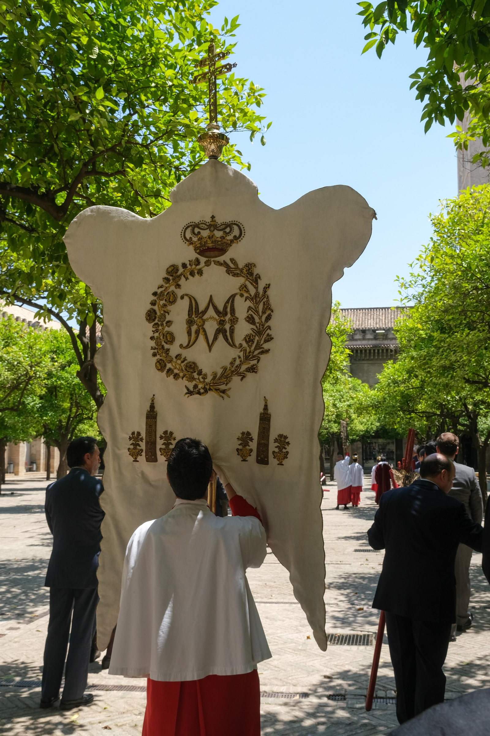 Sacramental del Sagrario. Procesión claustral de su Divina Majestad por el patio de los naranjos