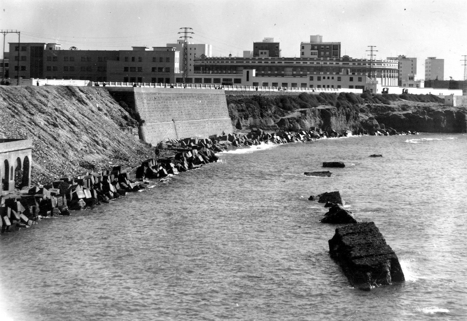 El destrozo de las murallas de Cádiz en imágenes que son historia