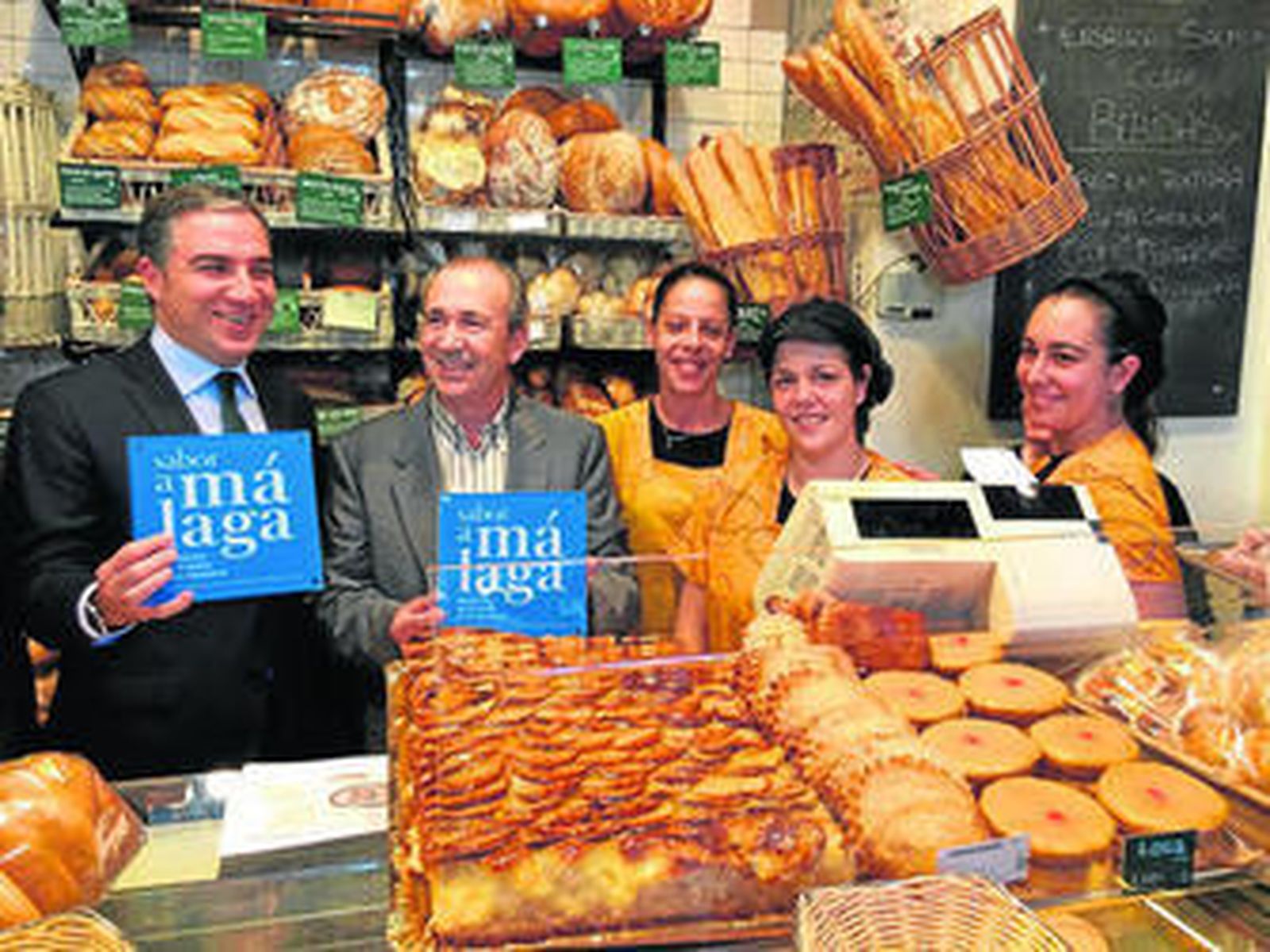 El presidente de la Diputación y el propietario de La Canasta ayer con el distintivo que lucirán las panaderías.