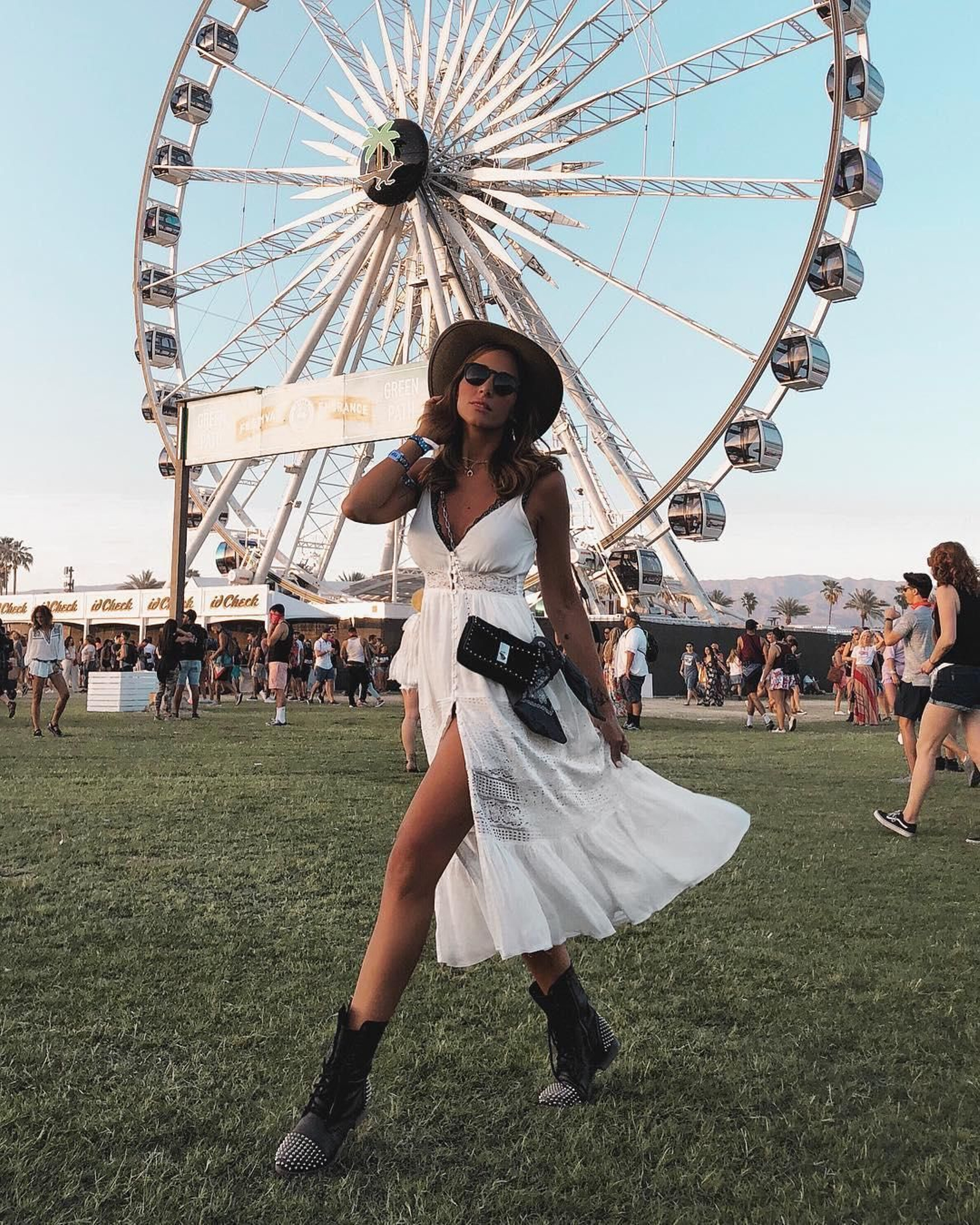 Look con vestido blanco para ir de festival.