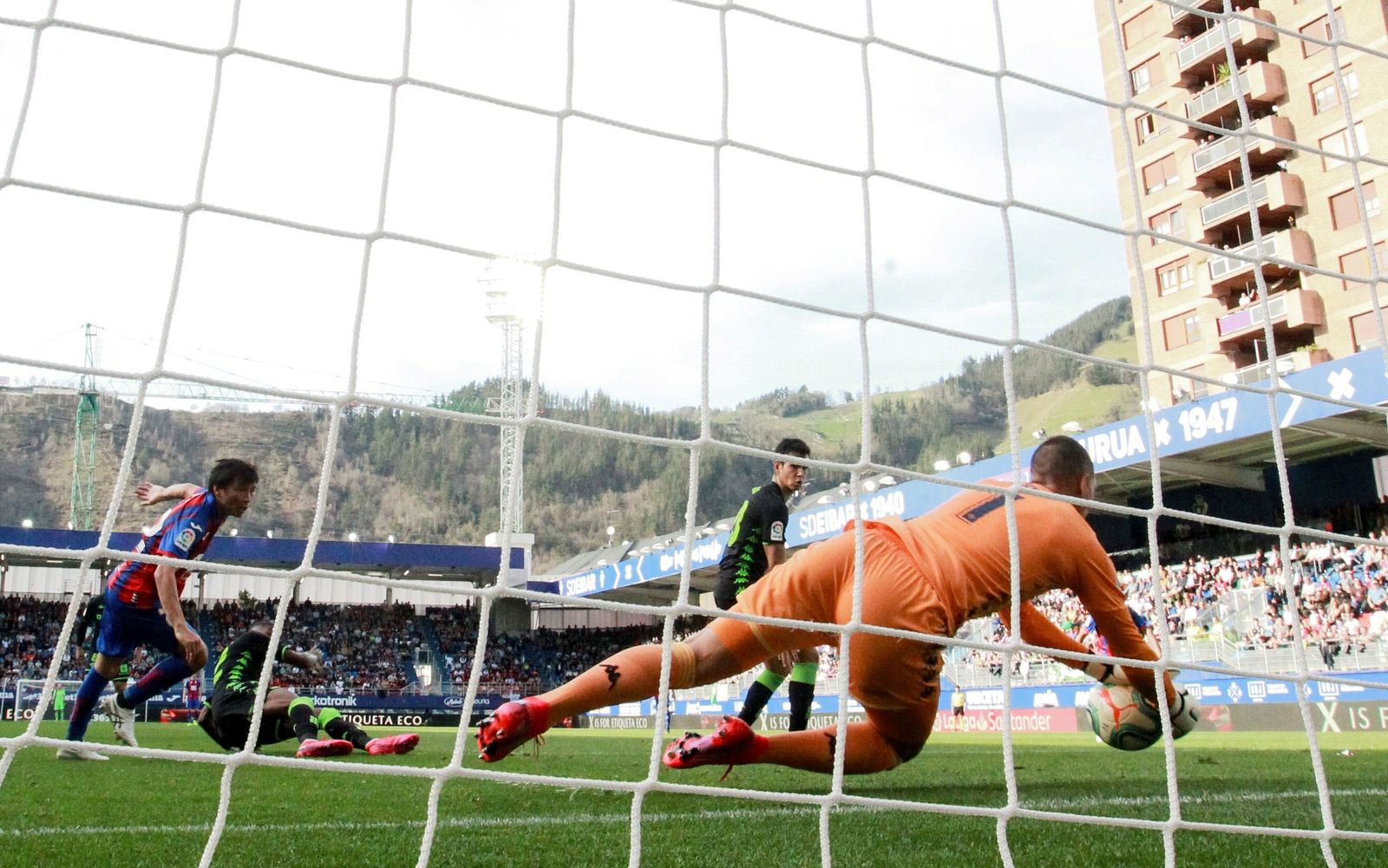 Joel Robles detiene un remate de Inui.