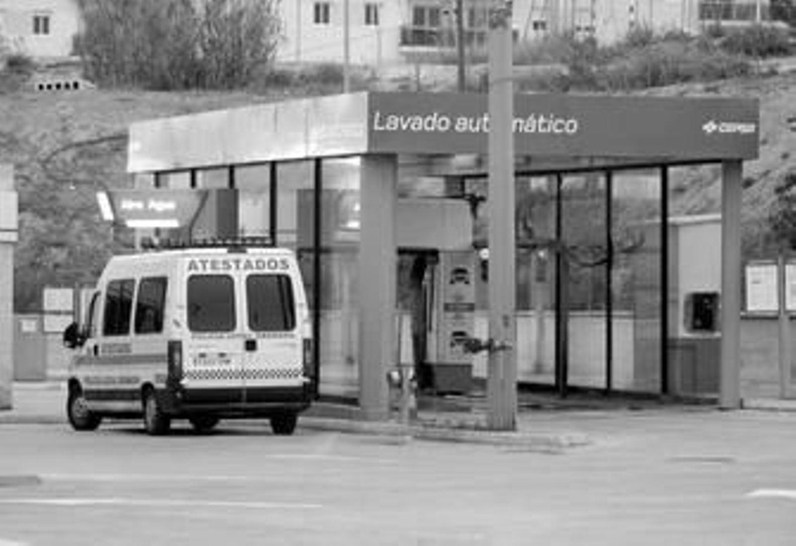 La Policía Local, ayer en las inmediaciones de la Carretera de Jaén.