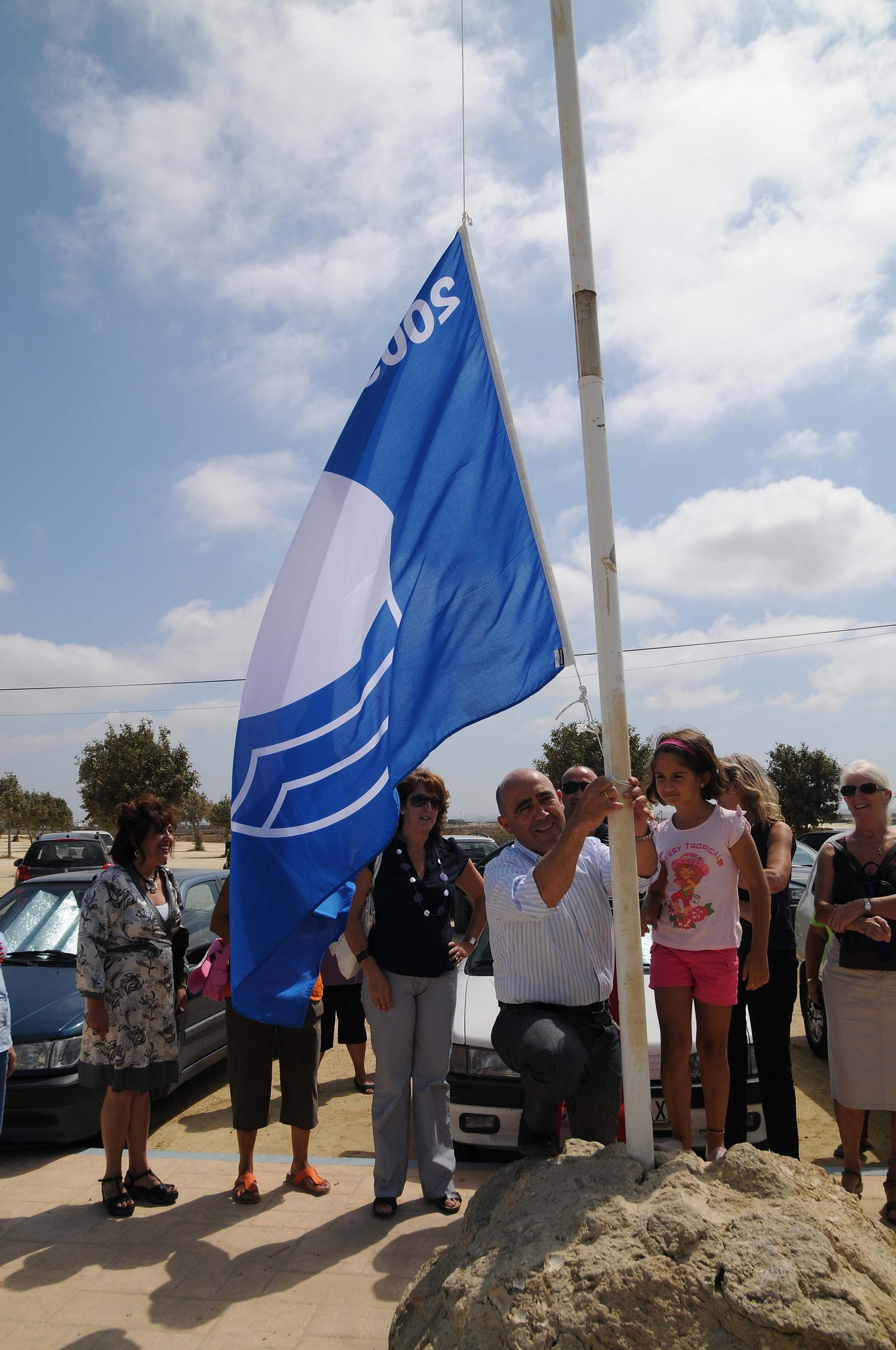 Manuel de Bernardo iza la Bandera Azul en la playa de Camposoto en el verano de 2006.