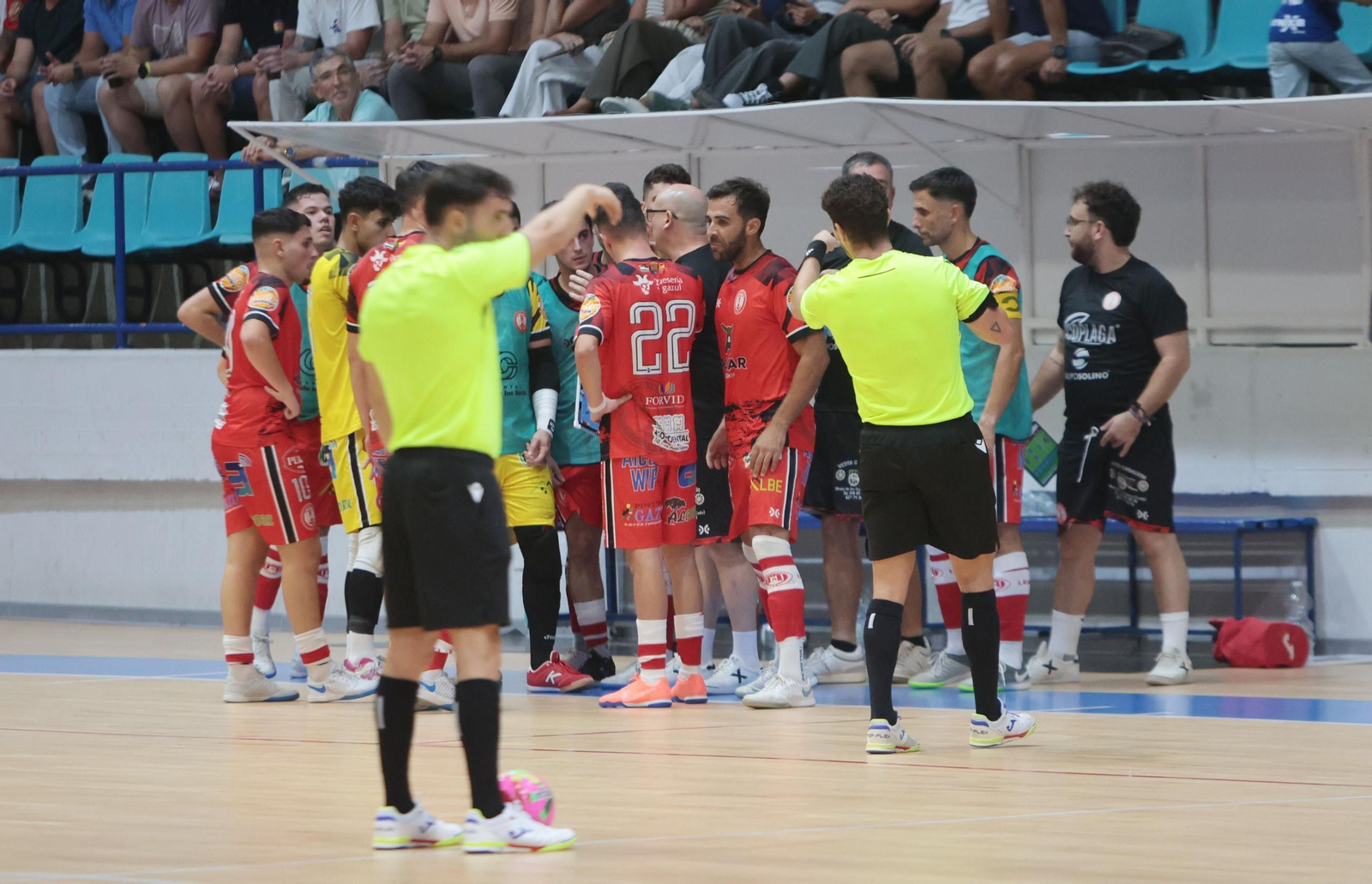 Imágenes del encuentro Xerez Toyota-Alchoyano en el Polideportivo Ruiz-Mateos de Jerez