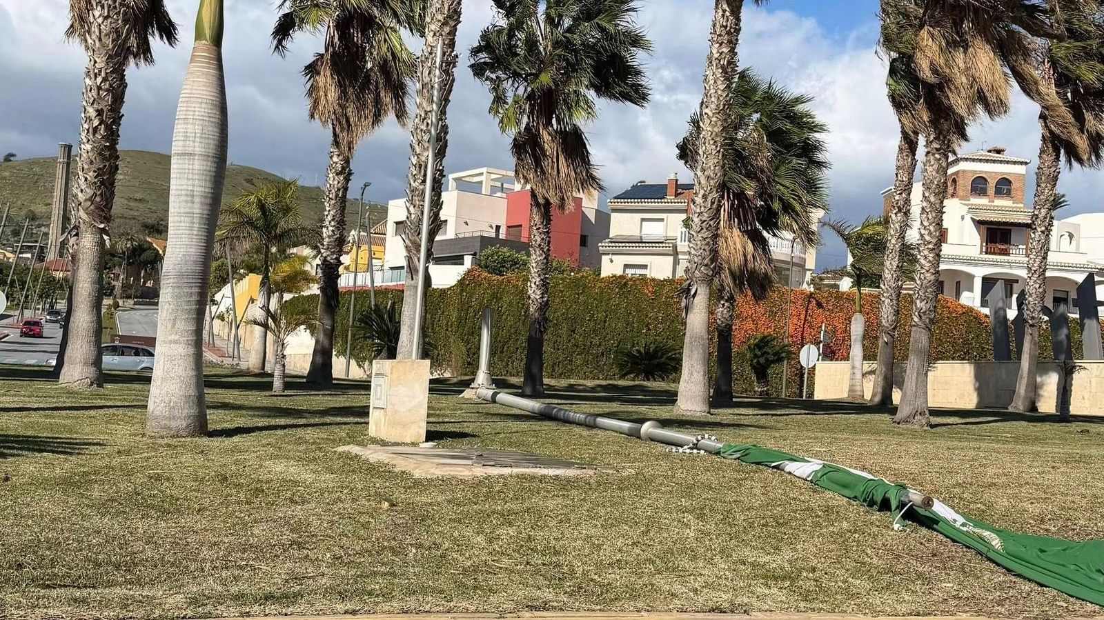El mástil de la bandera de Andalucía en la rotonda de la Avenida de Europa se ha partido