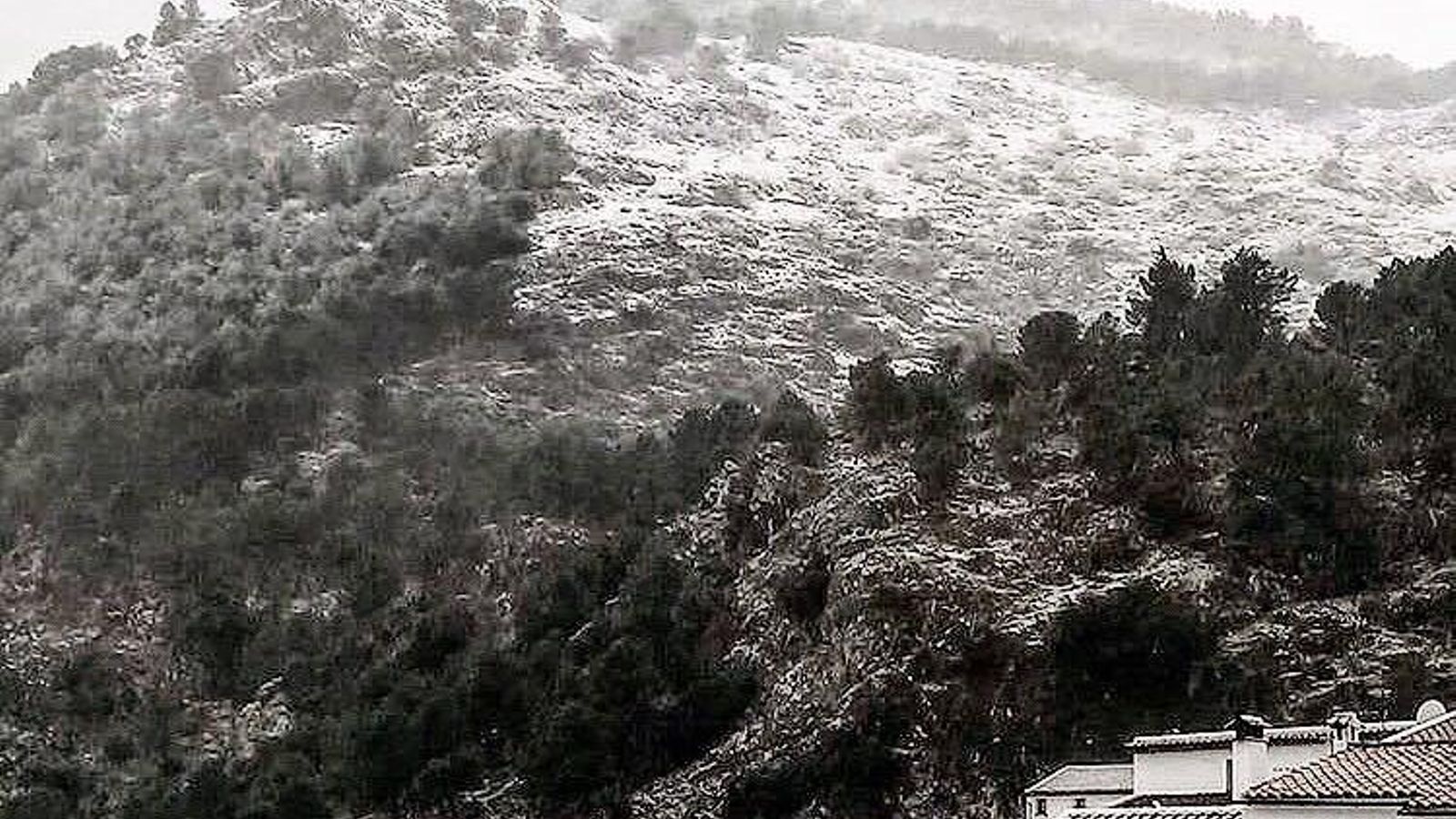 Los techos de las casas de Grazalema cubiertos por la nieve