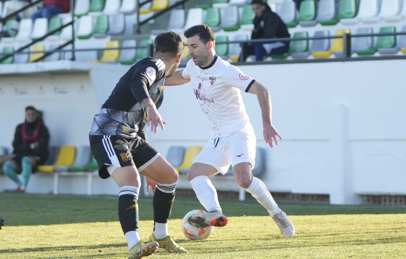 León intenta marcharse de la presión de un jugador xerecista.