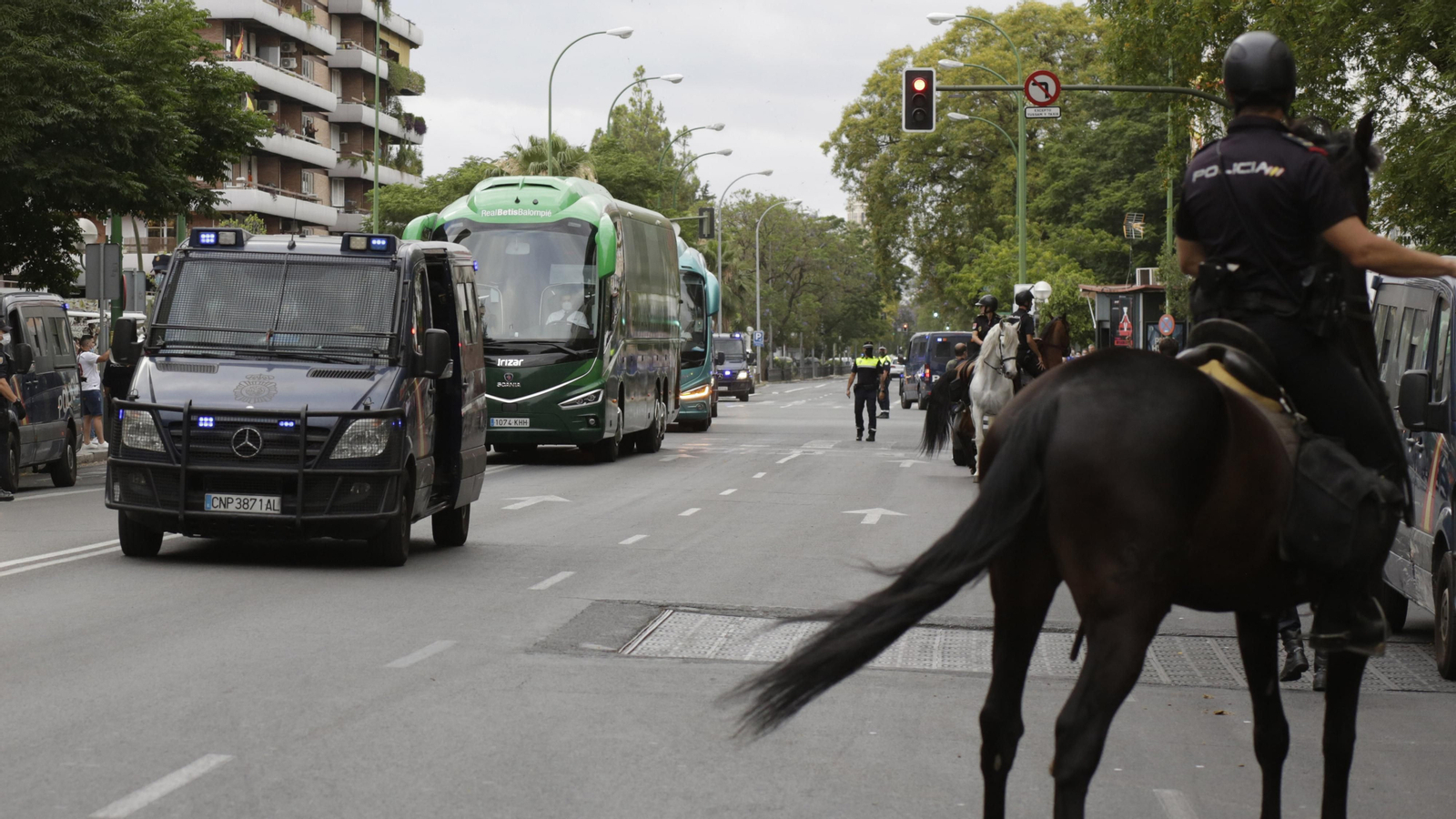 Mucha  presencia policial en el entorno del Sanchez Pizjuán  durante el derbi