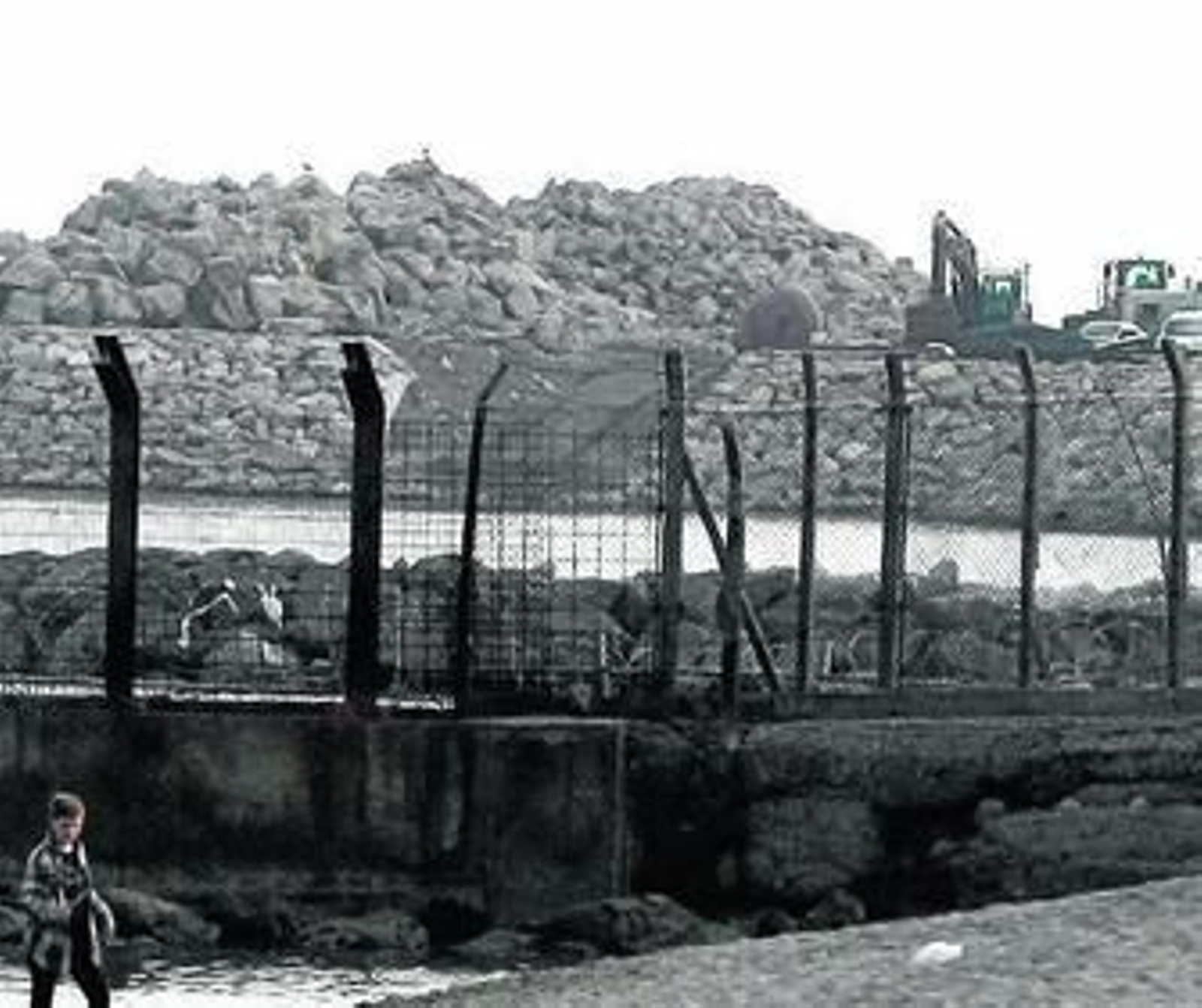 Piedras amontonadas ayer en la cara este del Peñón.