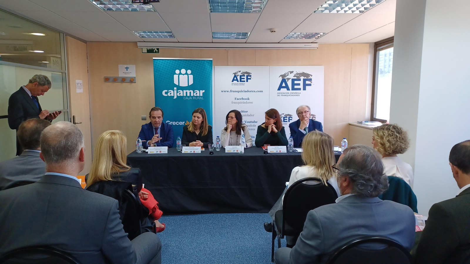 Imagen del acto de presentación del informe.