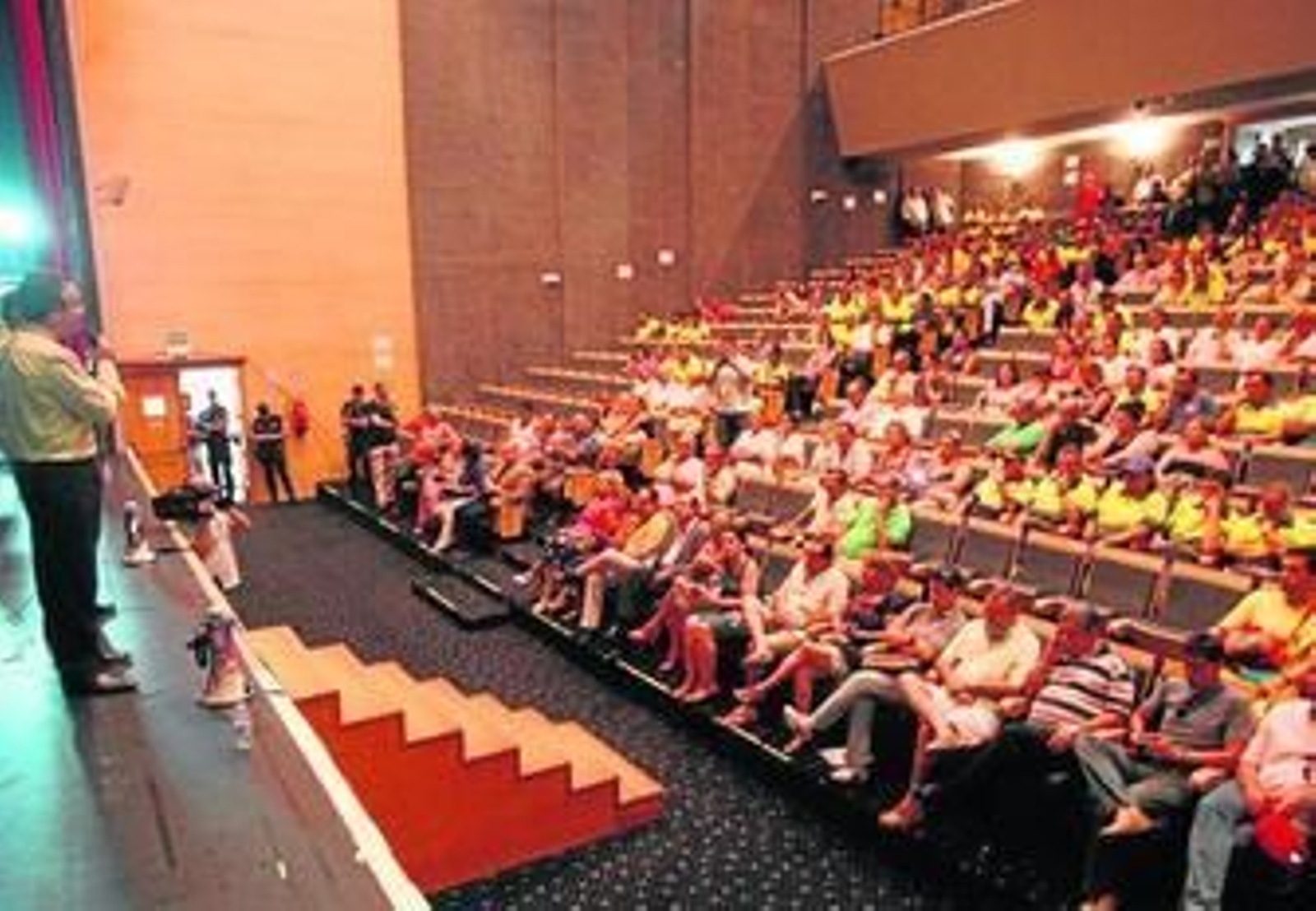 El alcalde se dirige a los trabajadores municipales en la asamblea que tuvo lugar el pasado viernes.