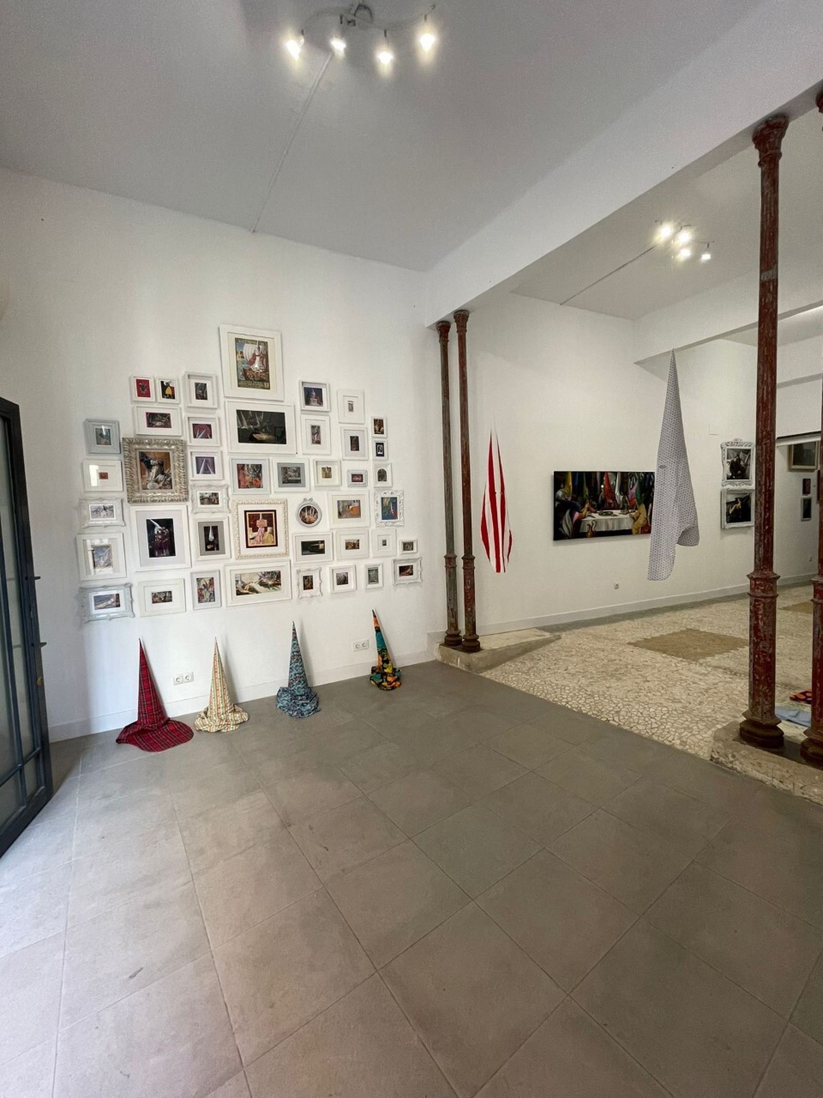 Exposición del pintor de Morón en la galería sevillana de la calle Cardenal Spínola.