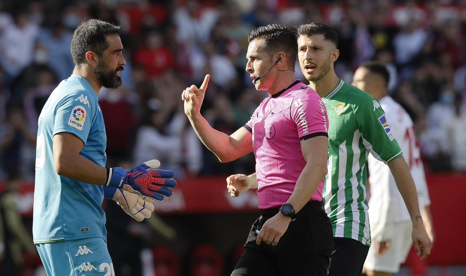 Claudio Bravo dialoga con Del Cerro Grande en el derbi.