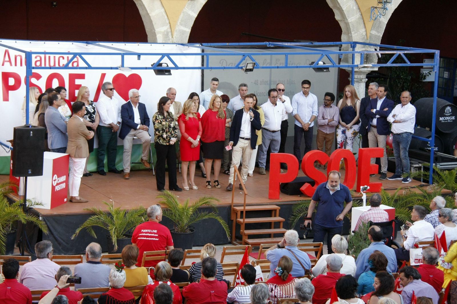 El acto de presentación de la candidatura, celebrado en el patio de la peña El Chumi, y que se llenó de militantes y simpatizantes.