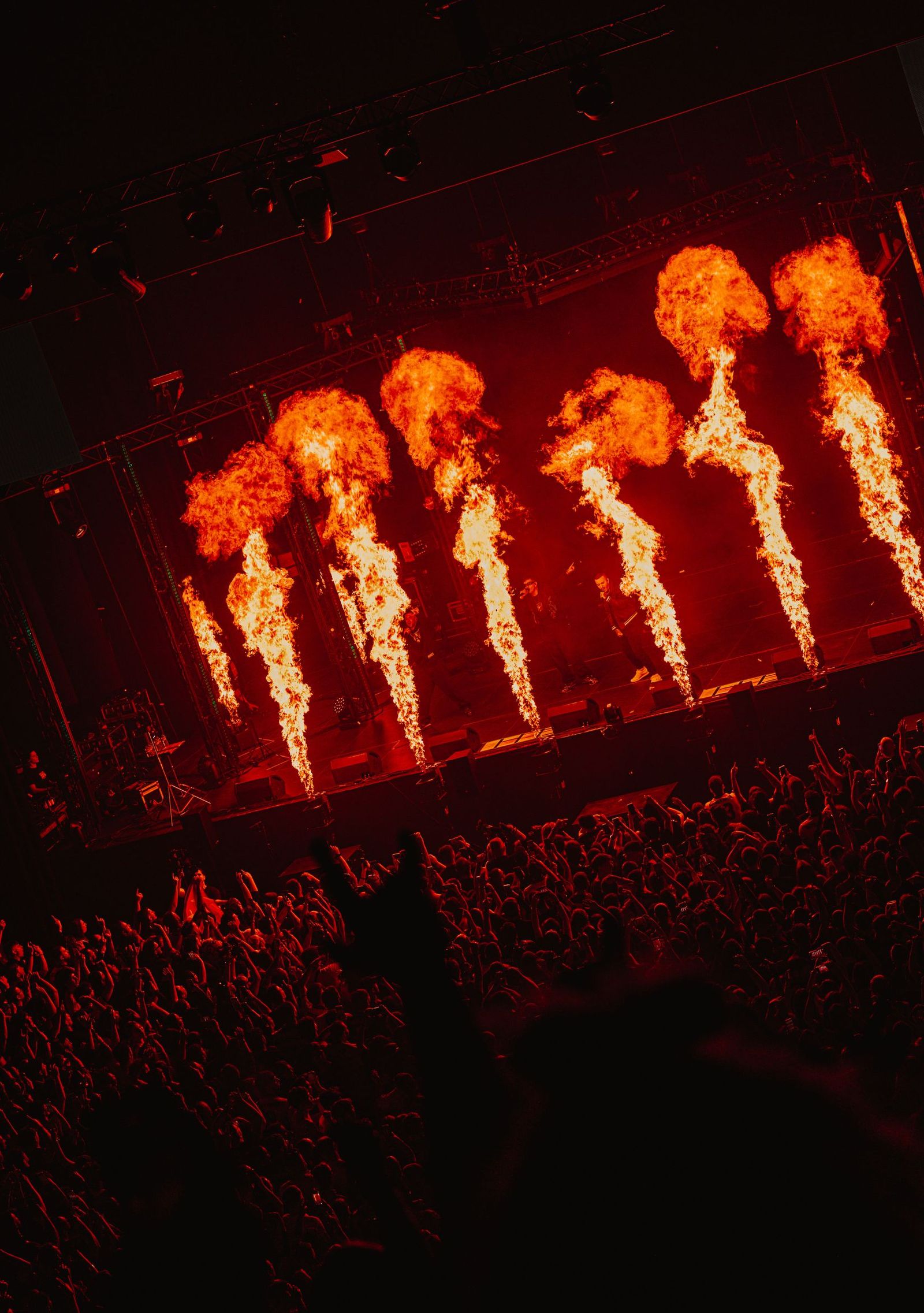 El fuego 'calentó' el escenario durante la interpretación de los temas más vibrantes de Hijos de la Ruina.