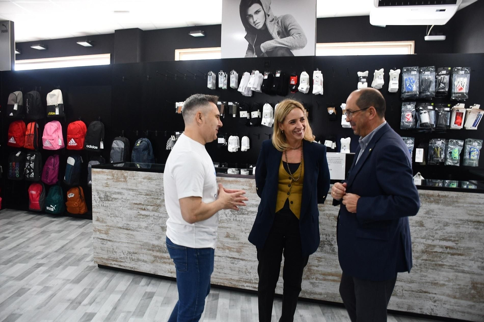 Almudena Martínez y Juan Luis Morales visitan un negocio adscrito a la campaña Cádiz Vale +, en Villamartín.