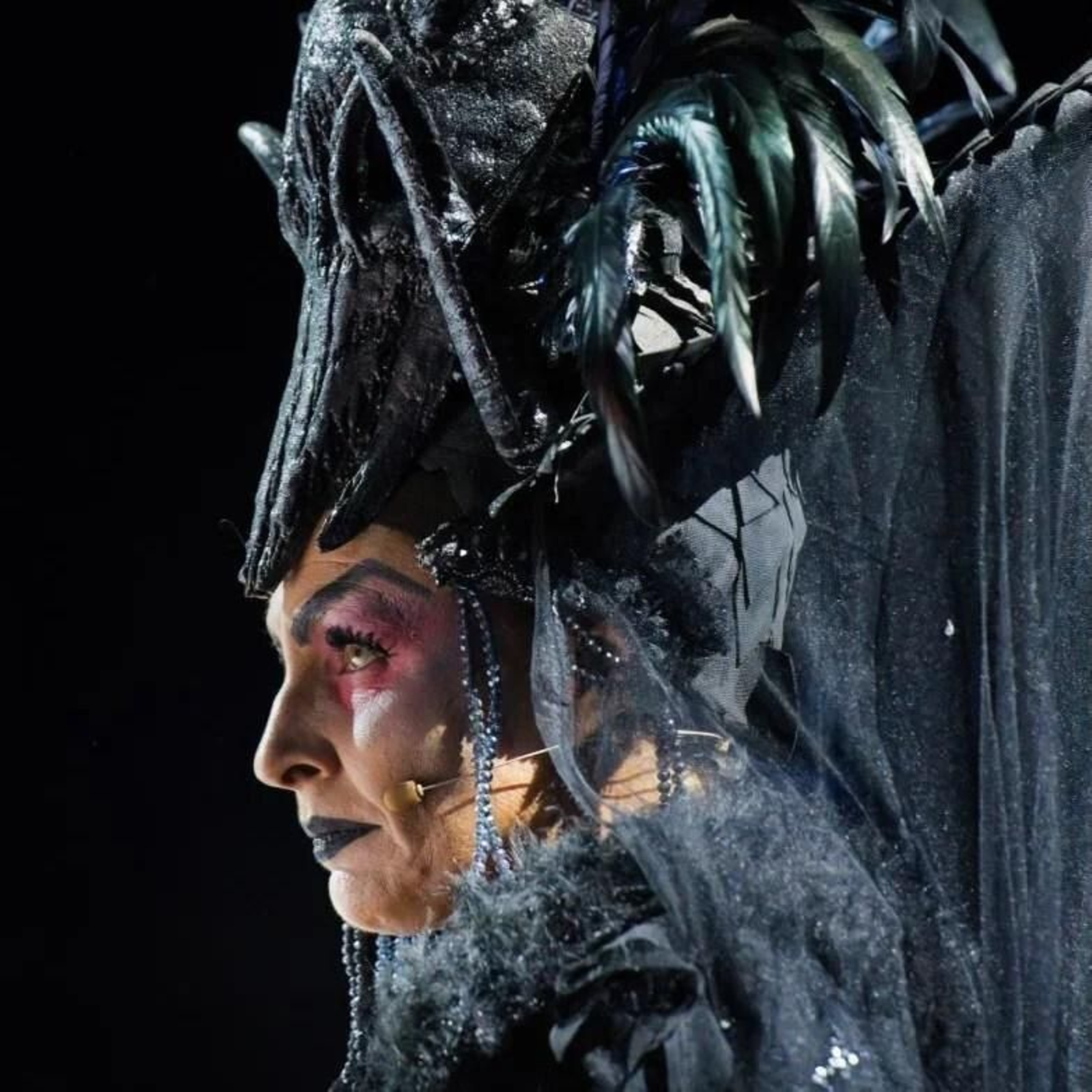 Doña Terrorífica es la anfitriona de este peculiar circo encantado.