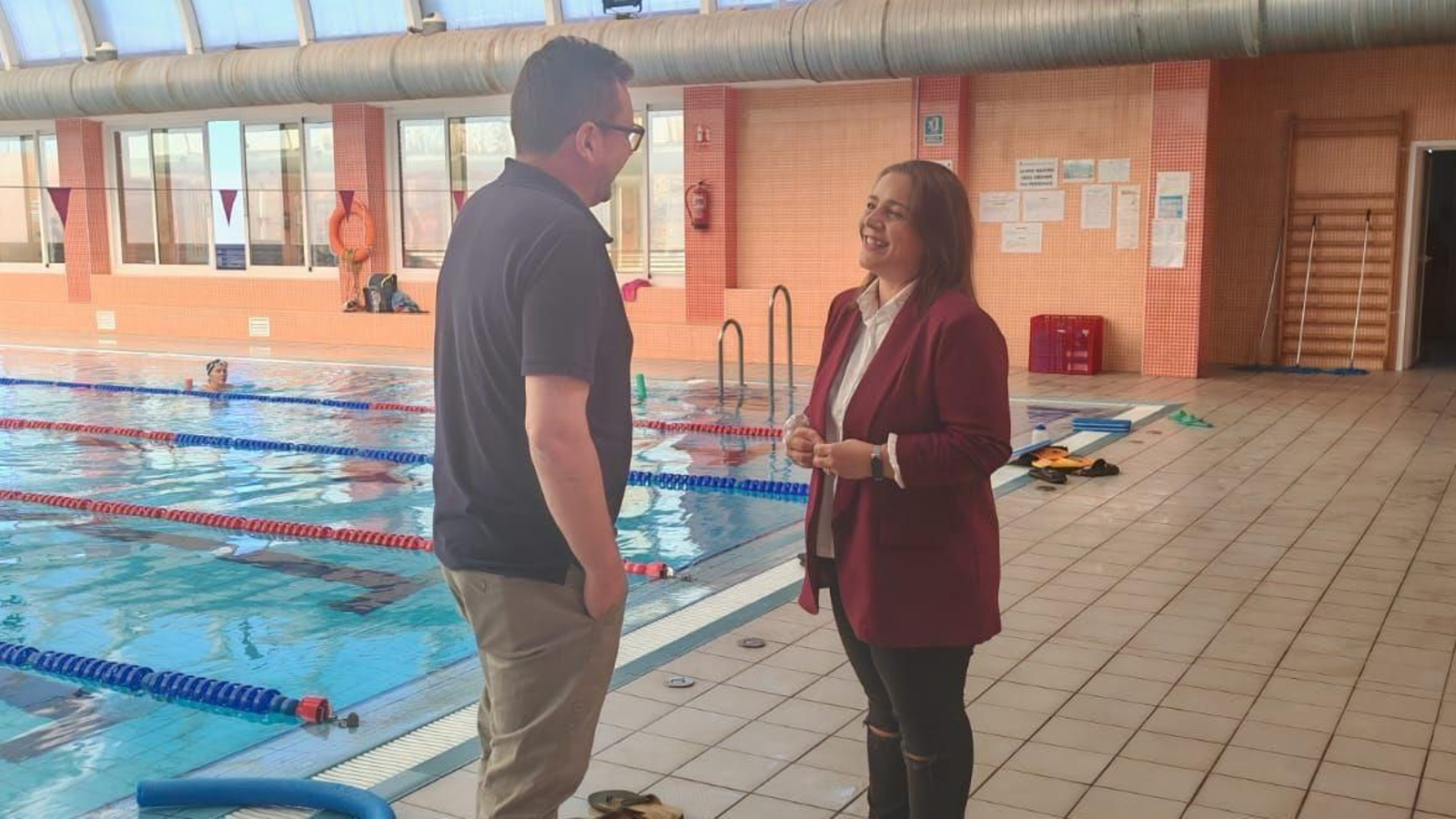 Imagen de la visita de la alcaldesa y el concejal a la piscina de La Zubia