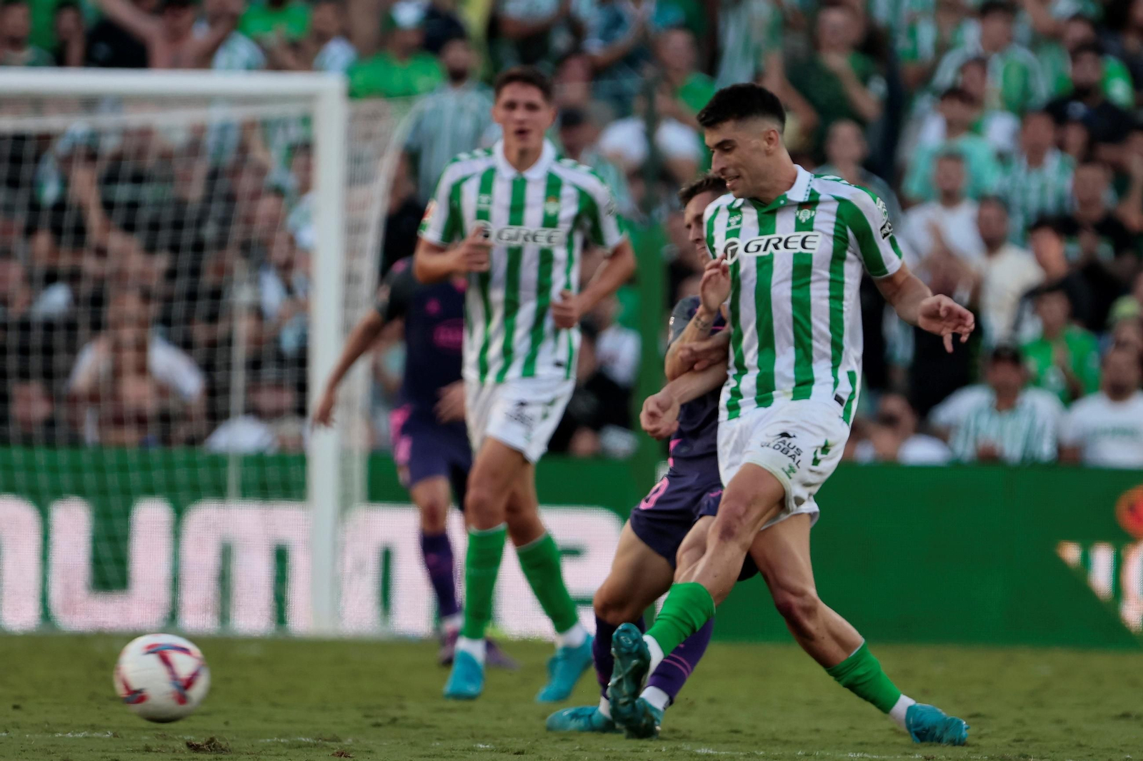 Marc Roca intenta un pase con la izquierda.