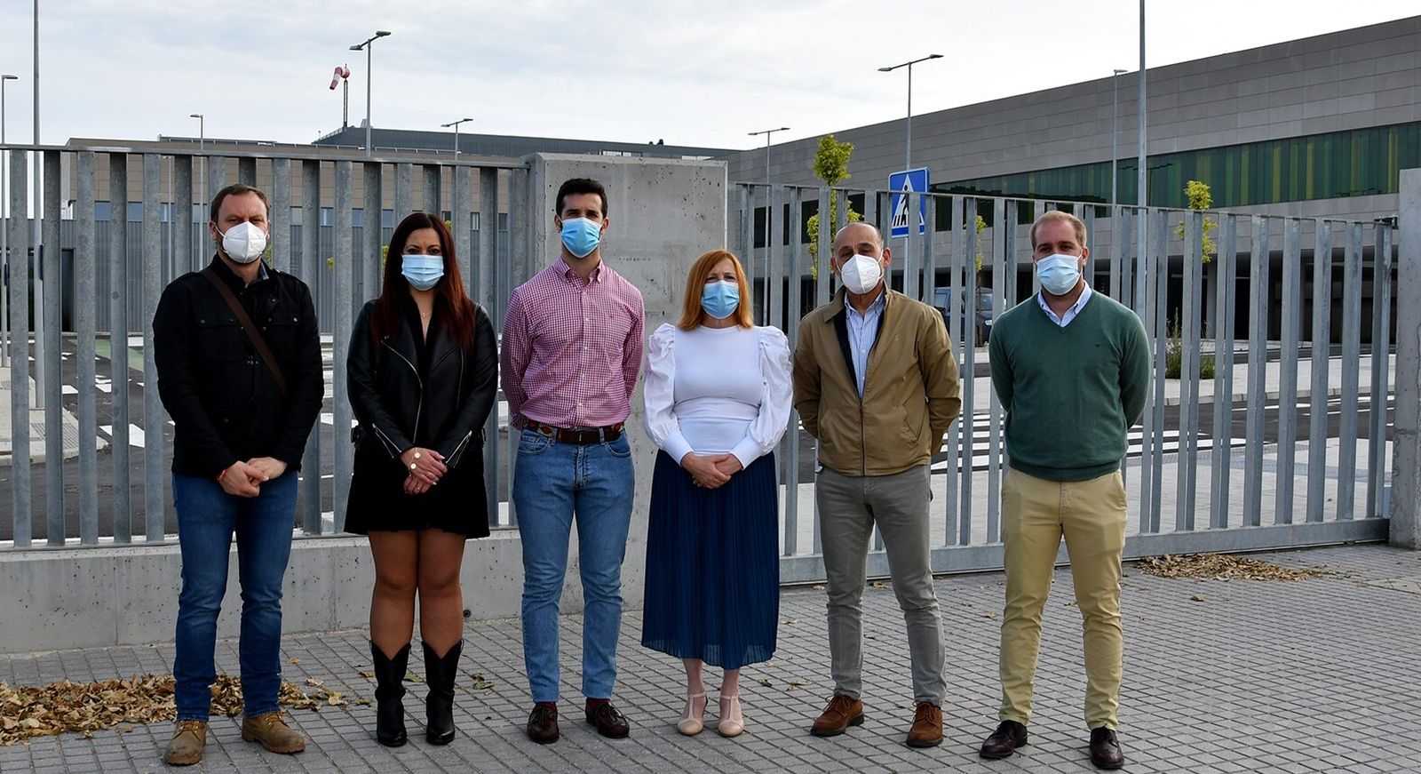 La alcaldesa de Palma del Río y su equipo, delante del hospital.
