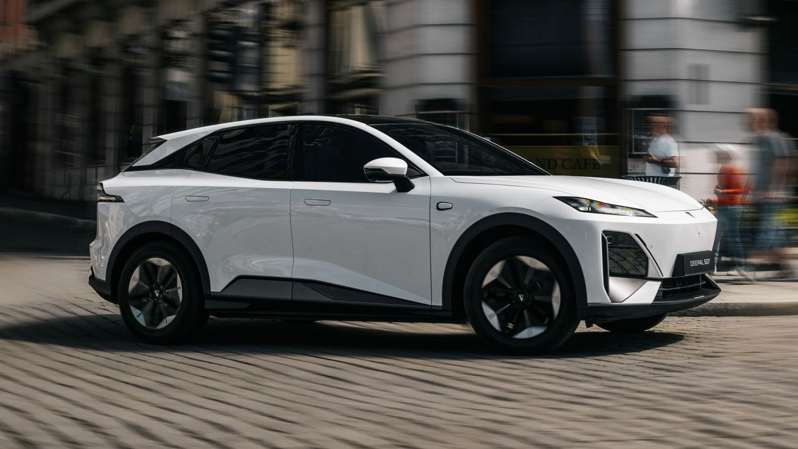 Con 218 CV (160 kW) en su único motor trasero, el S07 no parece ofrecer un nivel de prestaciones que le haga parecer particularmente rápido.