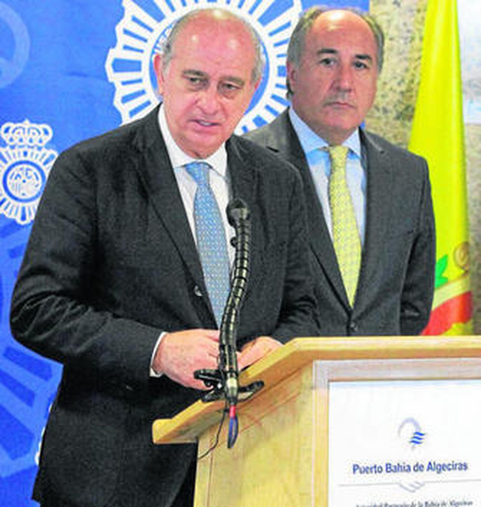 El ministro del Interior, Jorge Fernández Díaz, y el alcalde de Algeciras, José Ignacio Landaluce, ayer en el puerto.