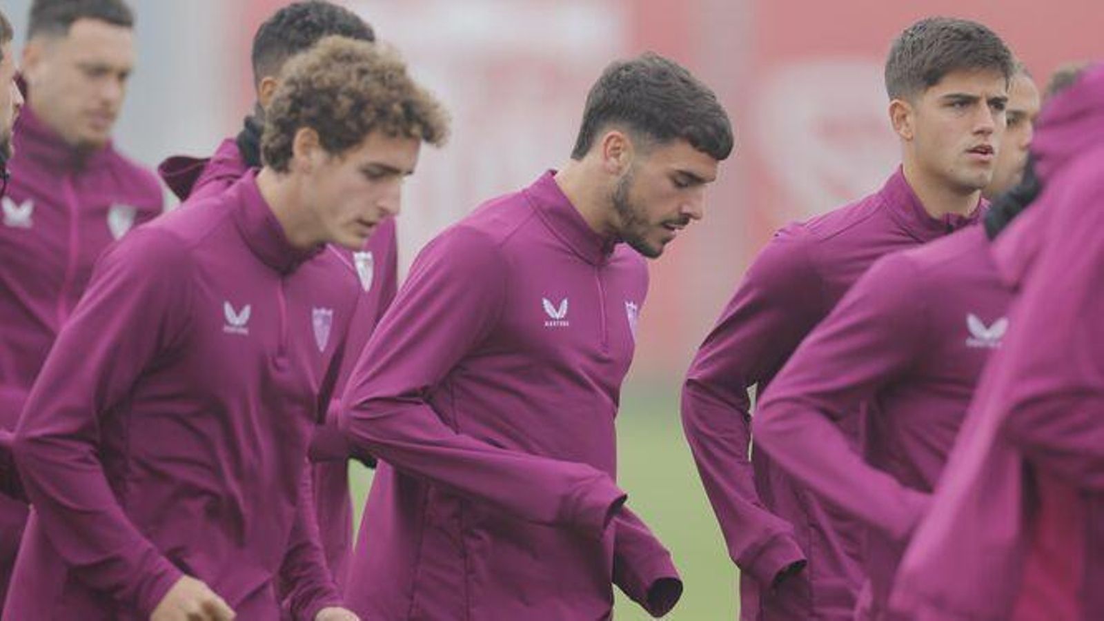 Isaac, en el entrenamiento sevillista junto a Manu Bueno y Alberto Flores.