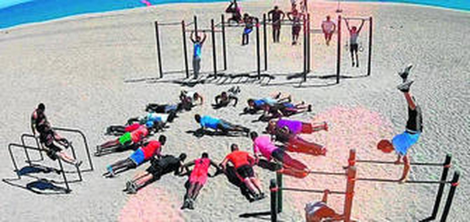 Los participantes realizan deporte juntos, favoreciendo la convivencia y valores como la educación y el respeto.