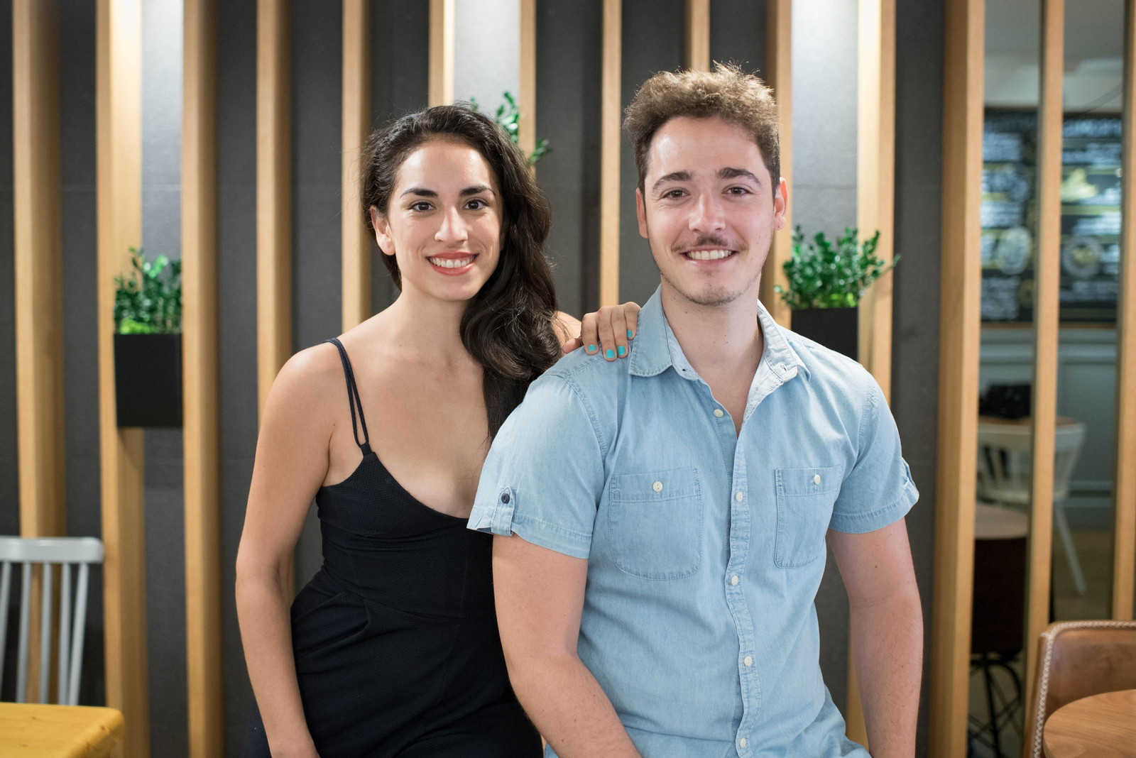 Los jóvenes intérpretes Paula Iwasaki y Pablo Béjar, fotografiados en una visita a su ciudad natal, Sevilla.