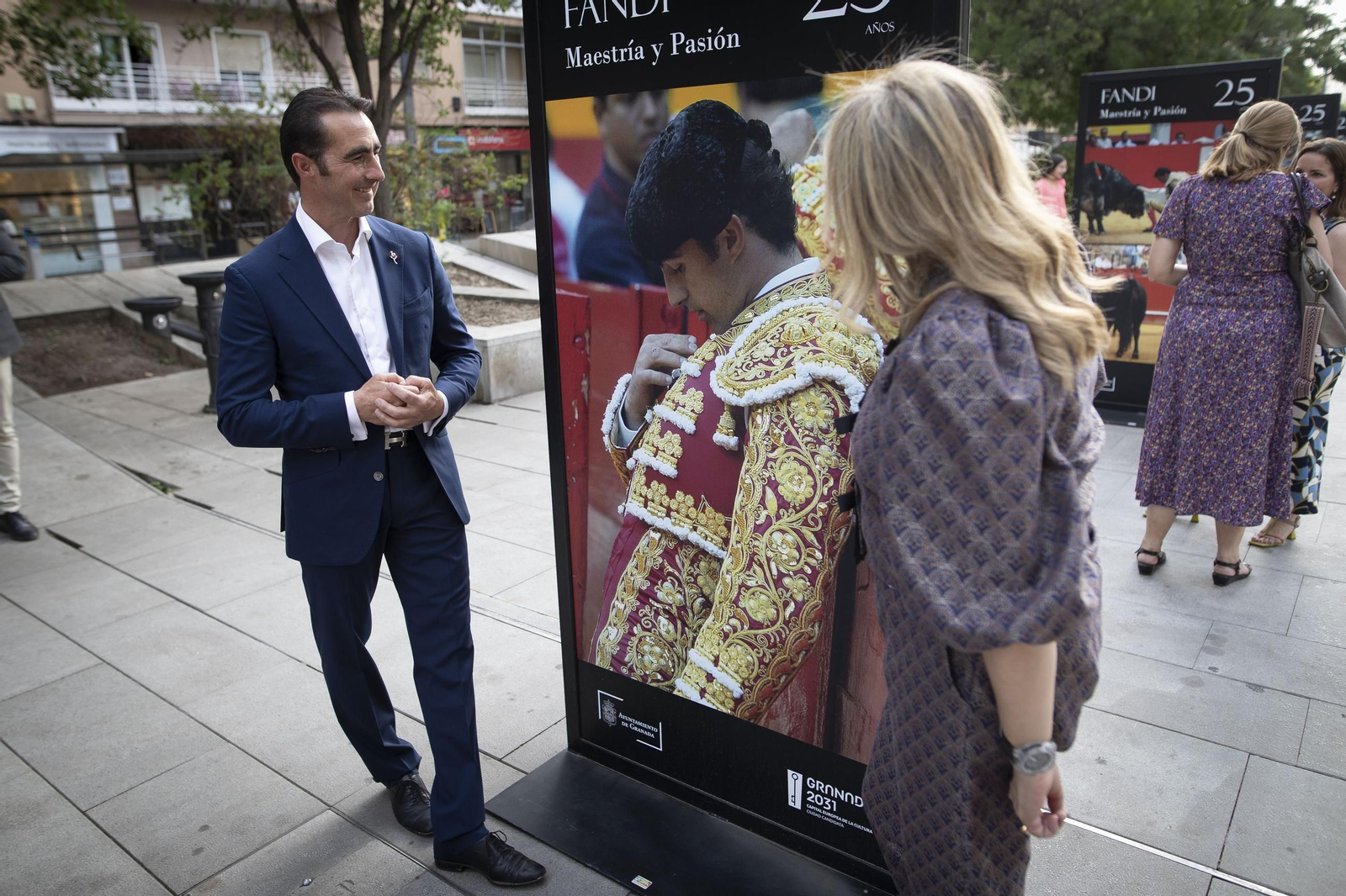 Las imágenes de la nueva exposición al aire libre que rinde homenaje a “El Fandi” en Granada