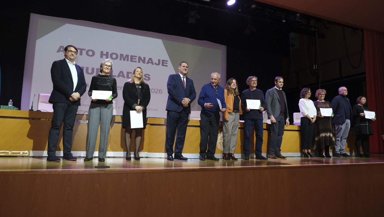 Los maestros docentes jubilados reciben su homenaje en la paraninfo de la UAL