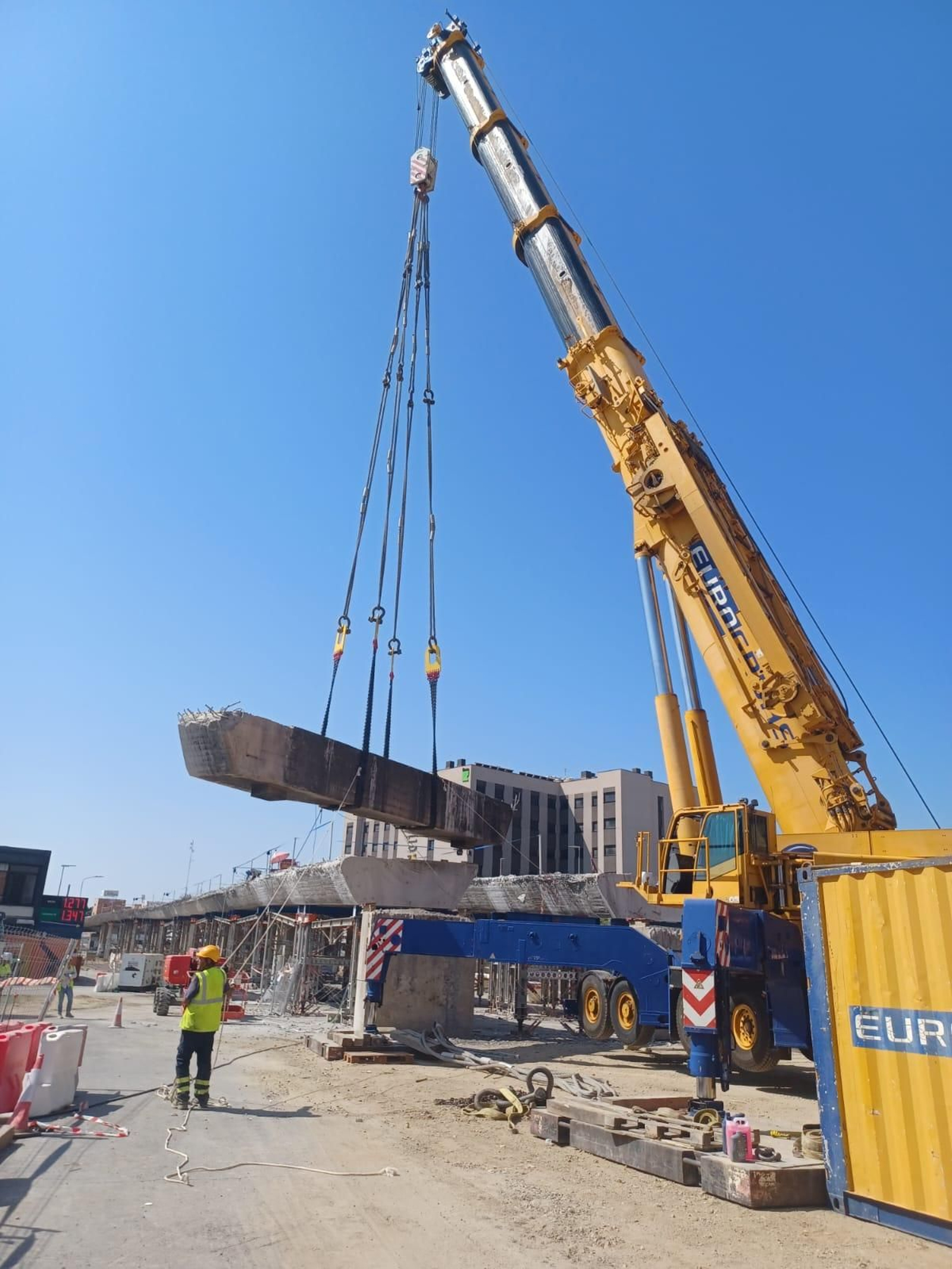 Las imágenes del desmantelamiento en el Puente de la Avenida Mediterráneo en Almería