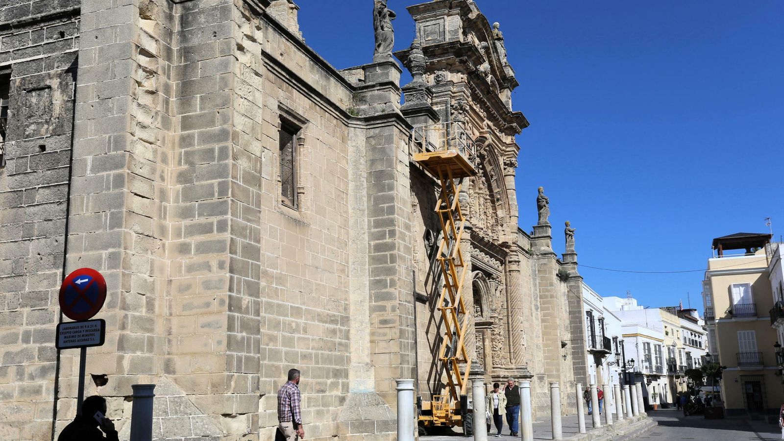 En la parte que da a la Plaza de España se ha instalado una pequeña grúa para reparar las goteras.